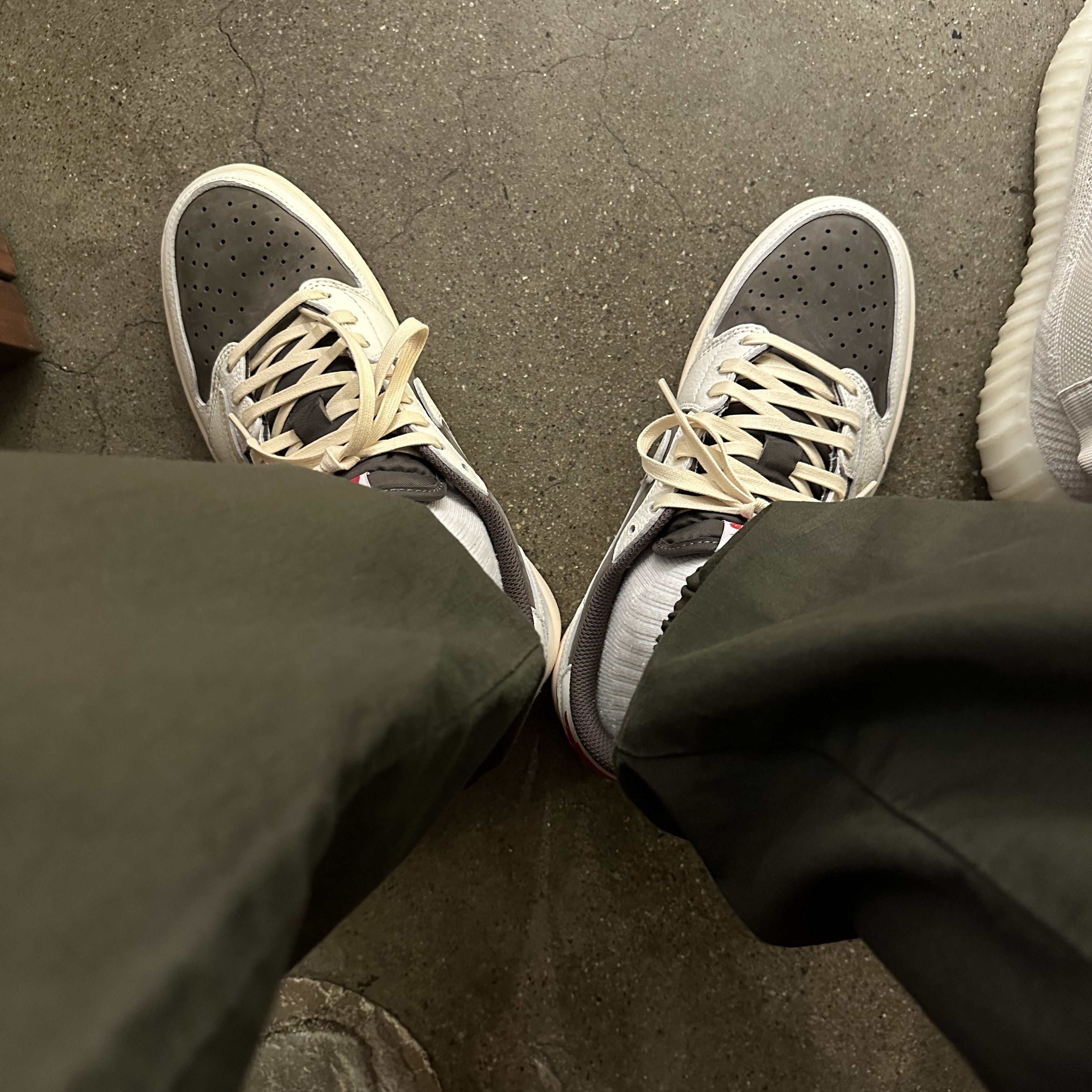 Jordan 1 x Travis Scott Retro Low OG SP Sail and Ridgerock 착용 스타일