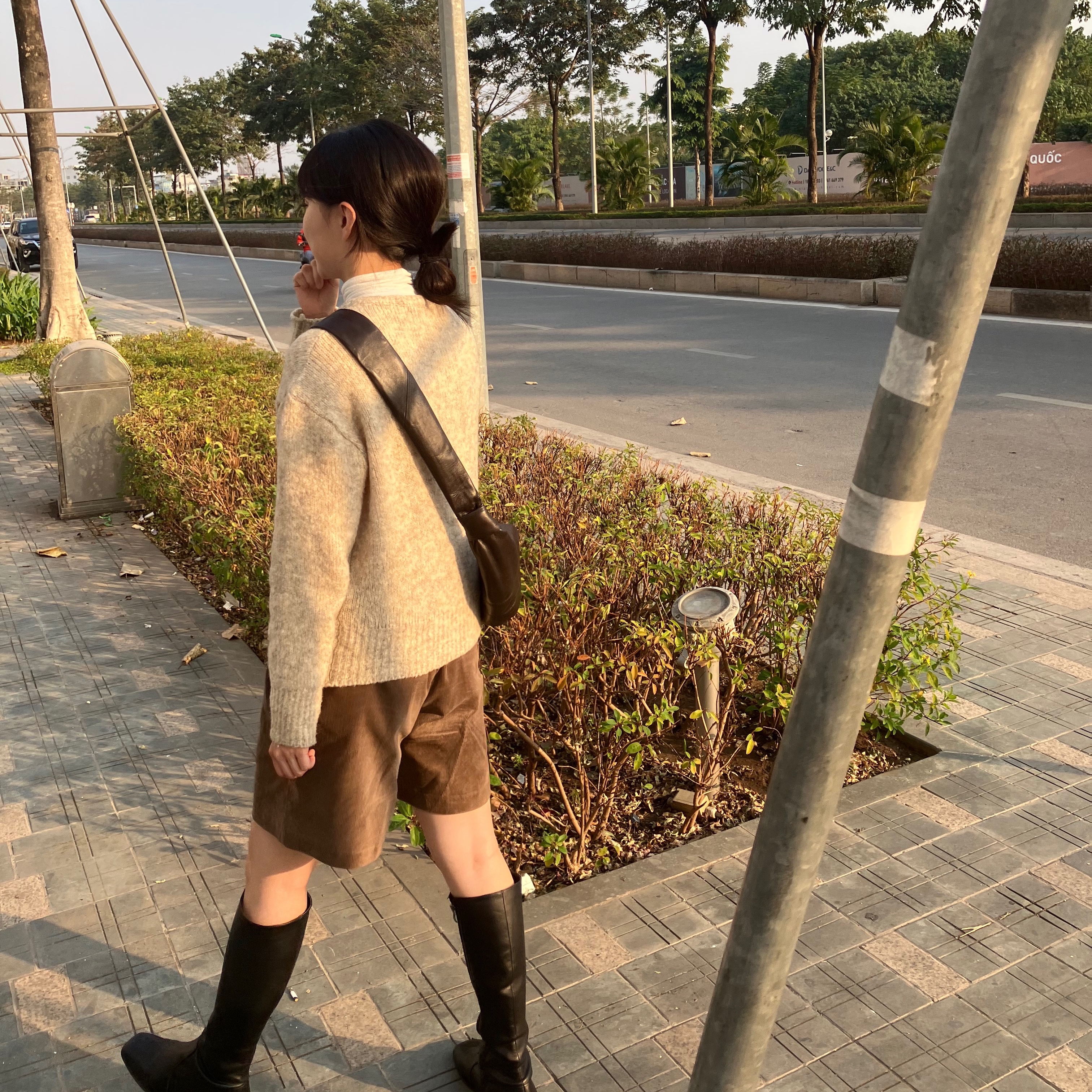 Lemaire Small Croissant Bag Soft Nappa Leather Dark Chocolate 착용 스타일 - 1