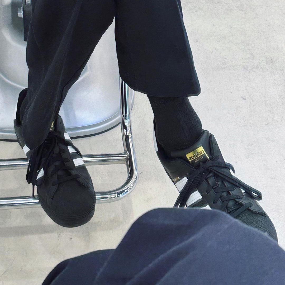 Adidas Superstar Core Black White 착용 스타일 - 2