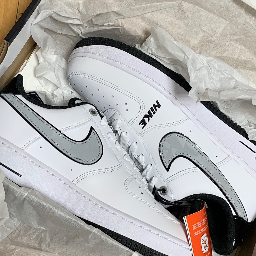 Nike Air Force 1 '07 LV8 White Black Wolf Grey 착용 스타일 - 1