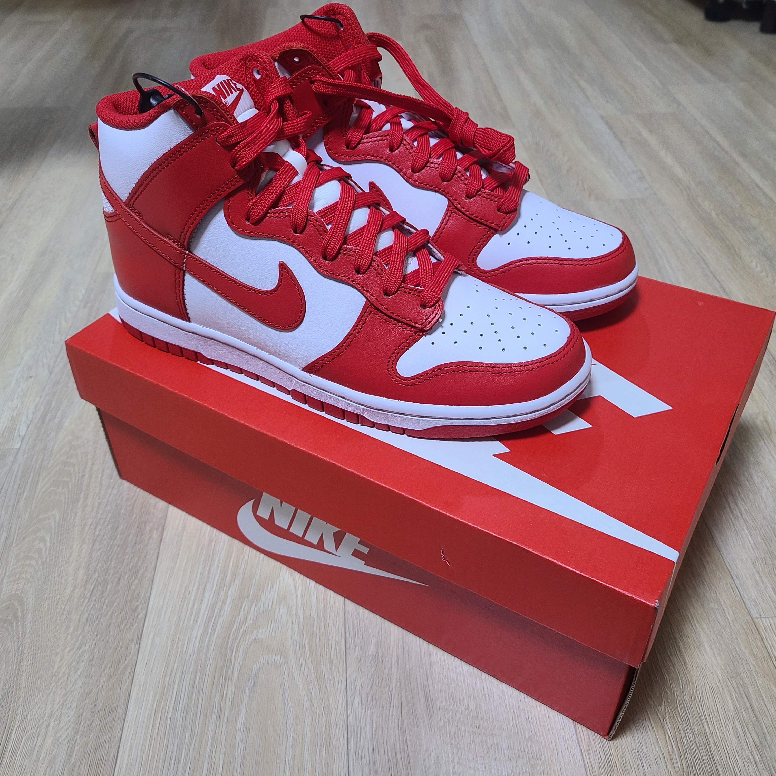 Nike Dunk High Retro Championship White and Red 착용 스타일