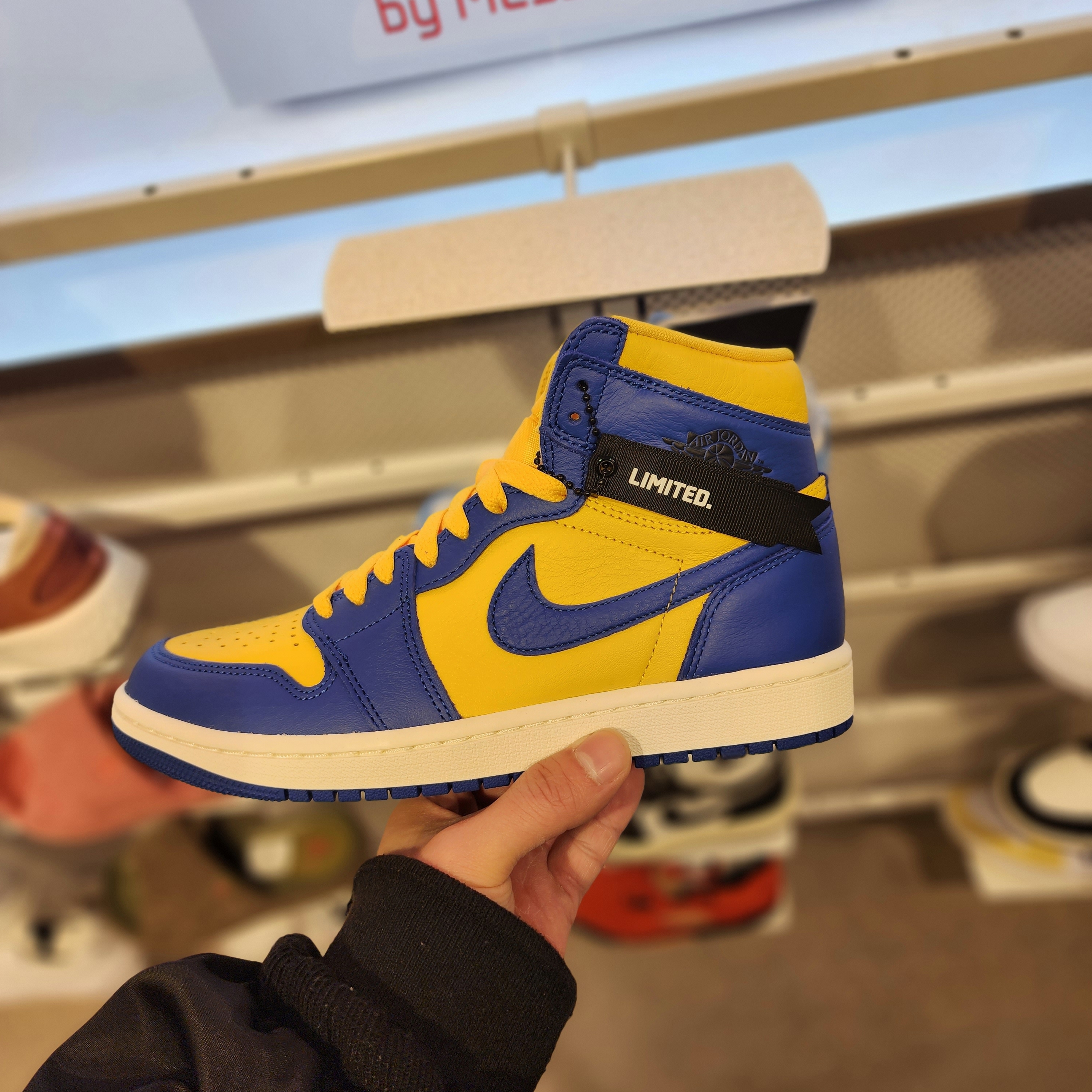 (W) Jordan 1 Retro High OG Game Royal and Varsity Maize 착용 스타일