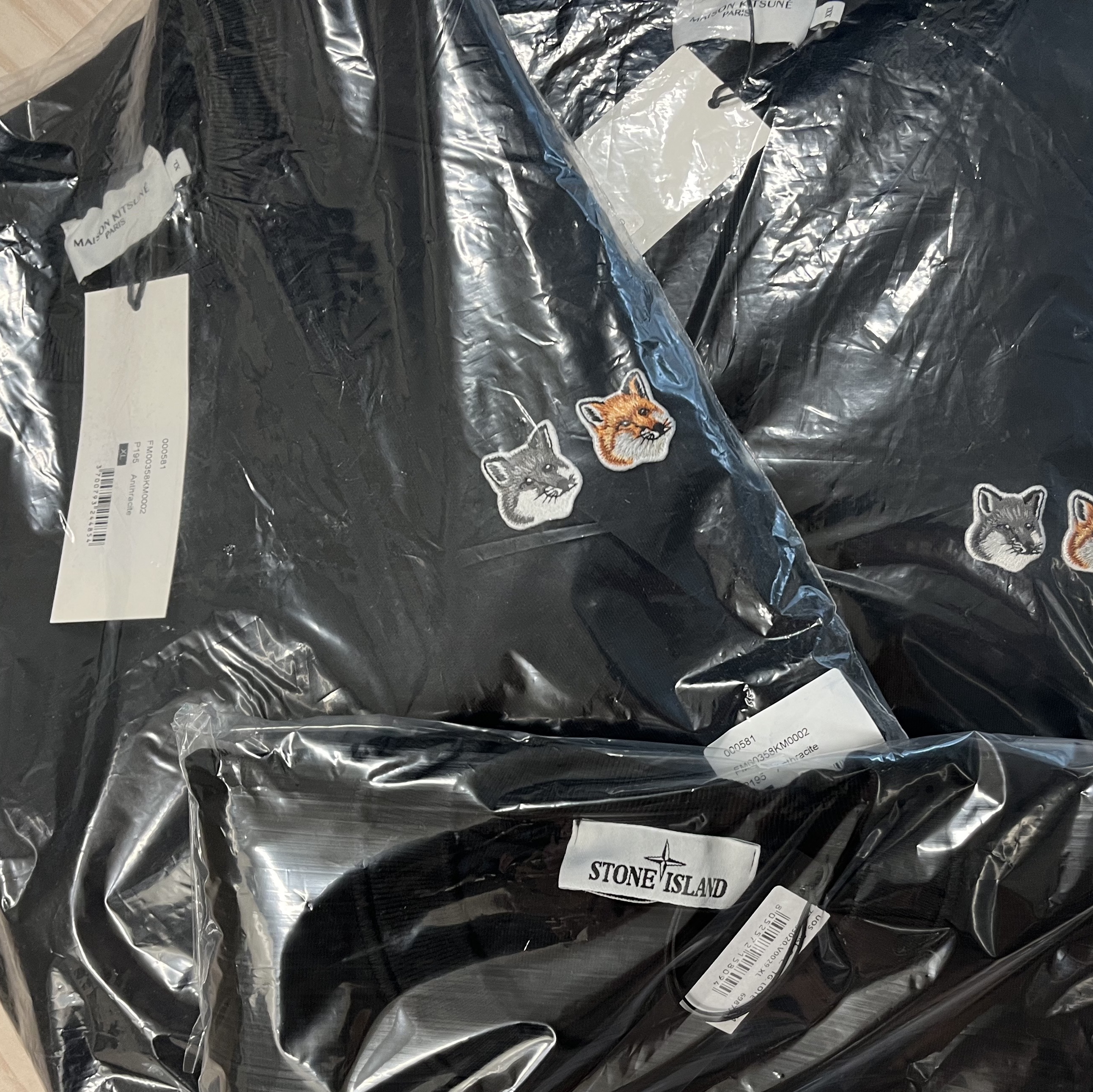 Maison Kitsune Double Fox Head Patch Classic Sweatshirt Anthracite, Stone Island 63020 Crewneck Sweatshirt Black - 22FW 착용 스타일