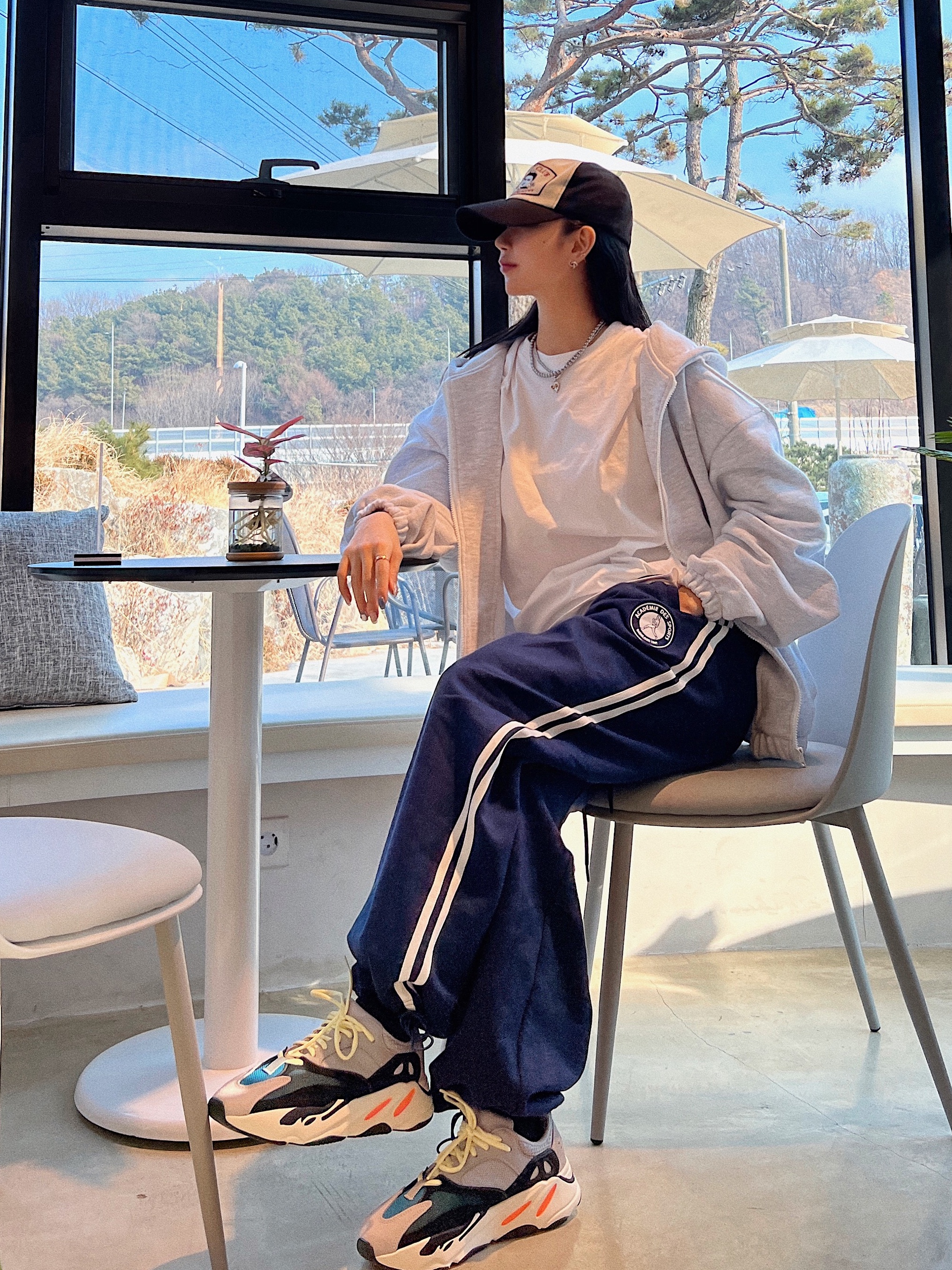 Adidas Yeezy Boost 700 Wave Runner Solid Grey 2021/2022, Casetify x Ader Error iPhone Sticker Magsafe Case Clear 착용 스타일 - 1