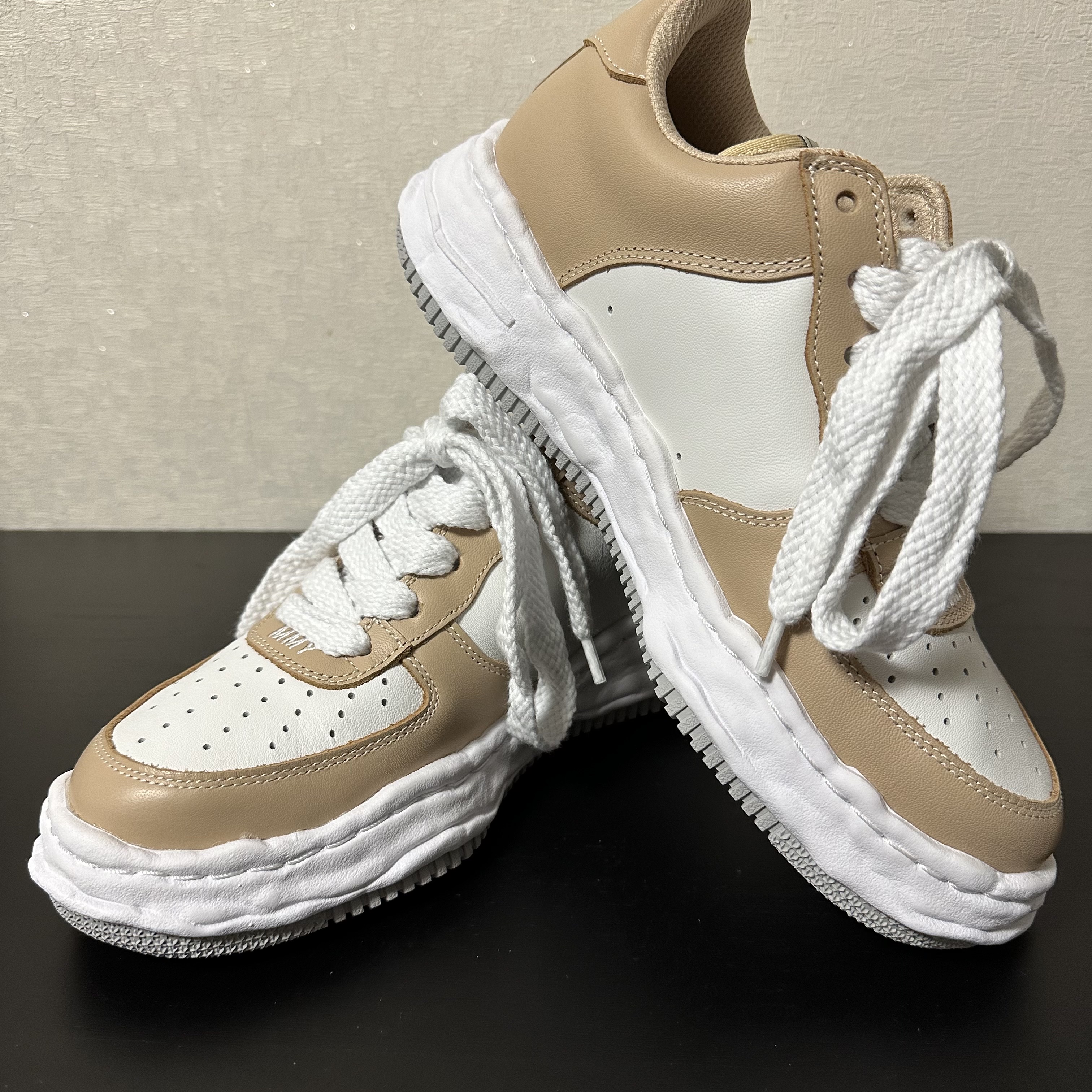 Maison Mihara Yasuhiro Wayne OG Sole Leather Low-top Sneakers Beige White 착용 스타일