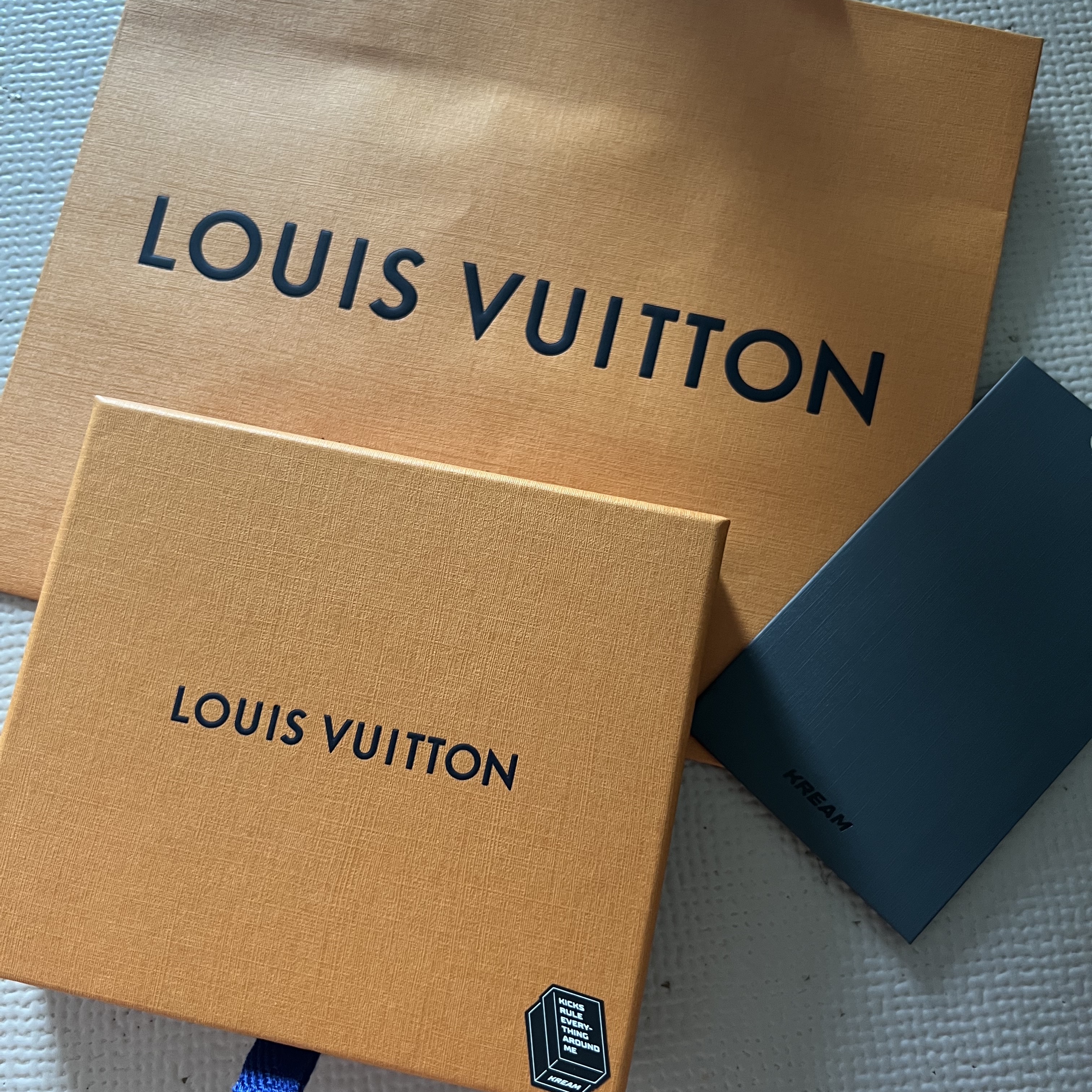 Louis Vuitton Slender Wallet Monogram Eclipse 착용 스타일