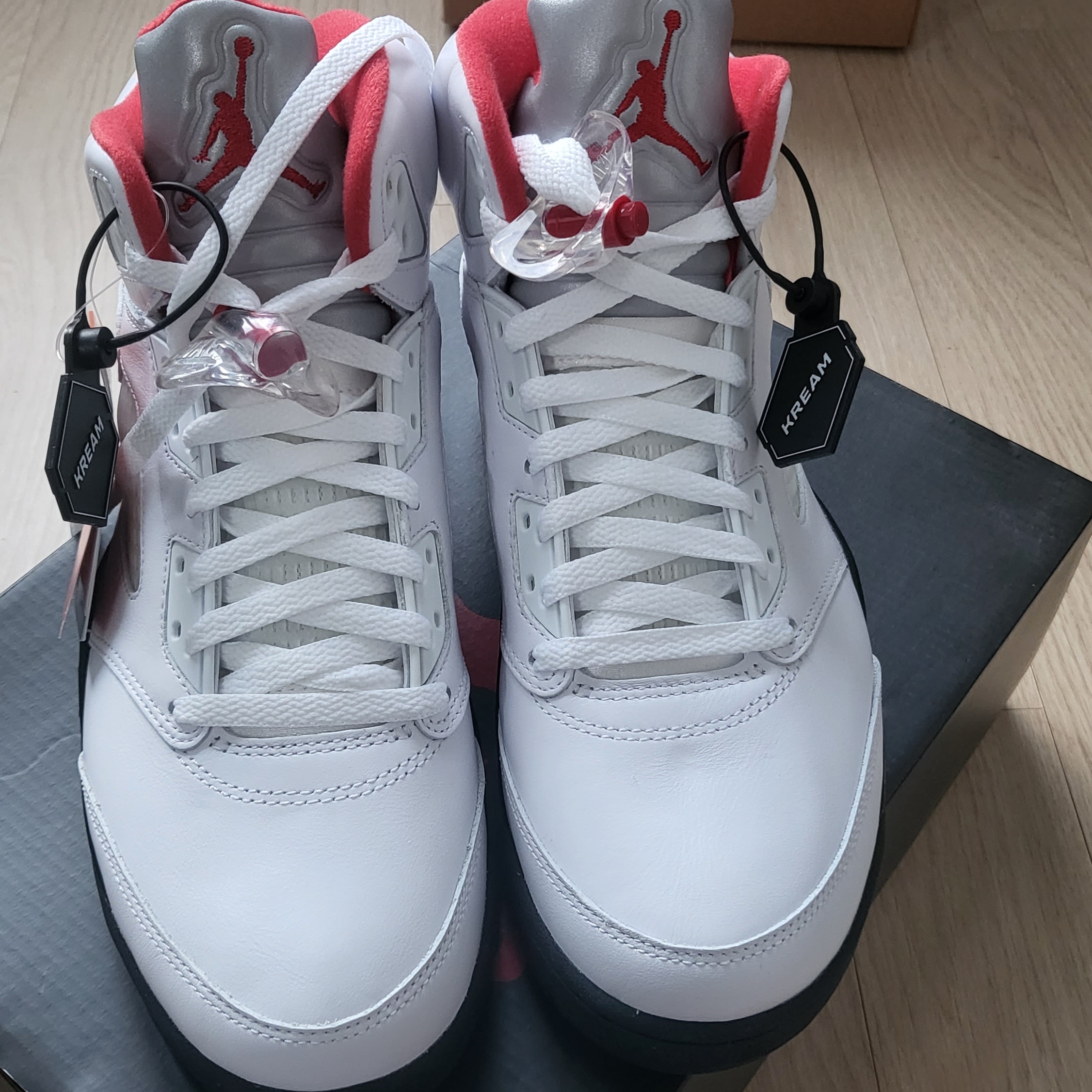 Jordan 5 Retro Fire Red Silver Tongue 2020 착용 스타일 - 2