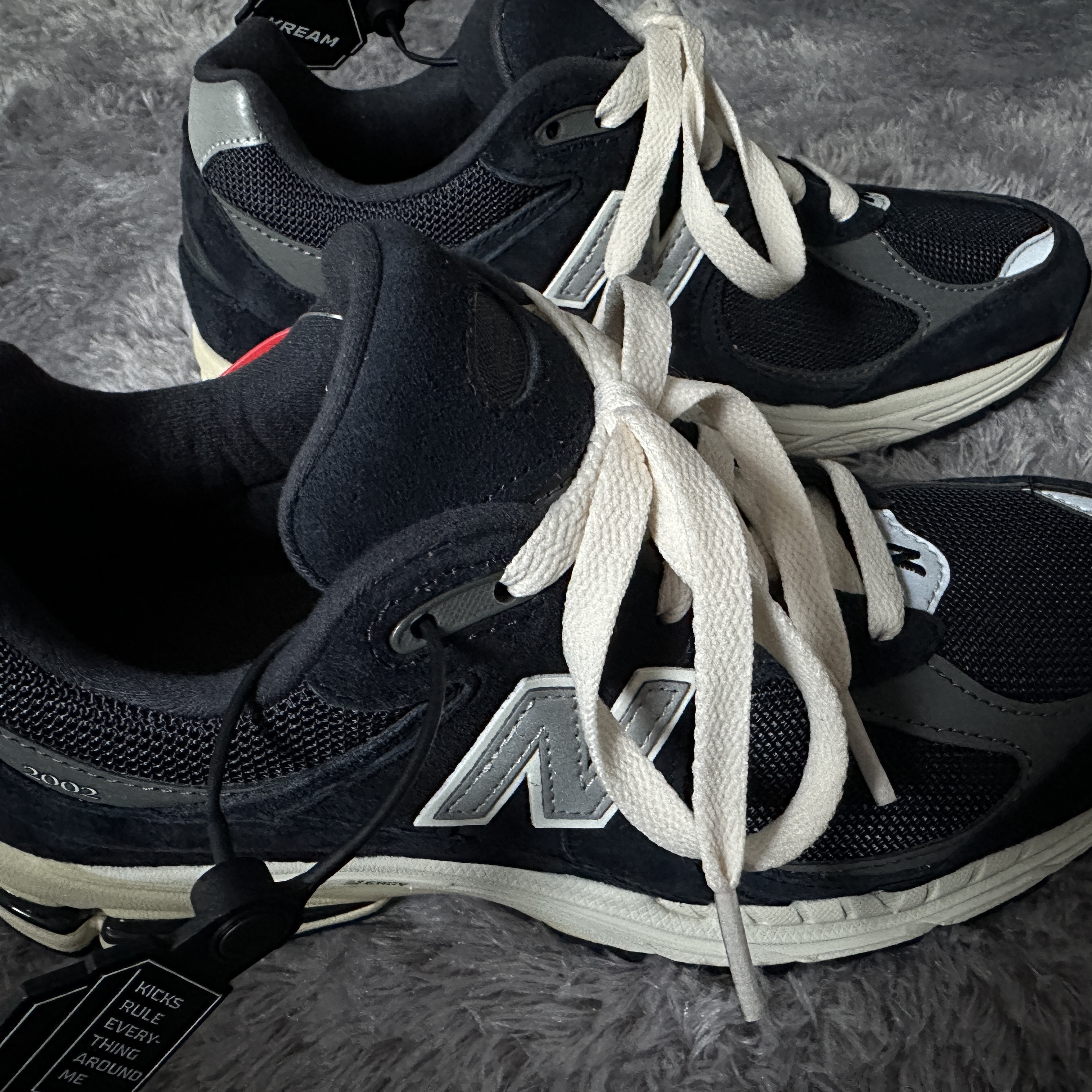 New Balance 2002R Eclipse Castlerock 착용 스타일