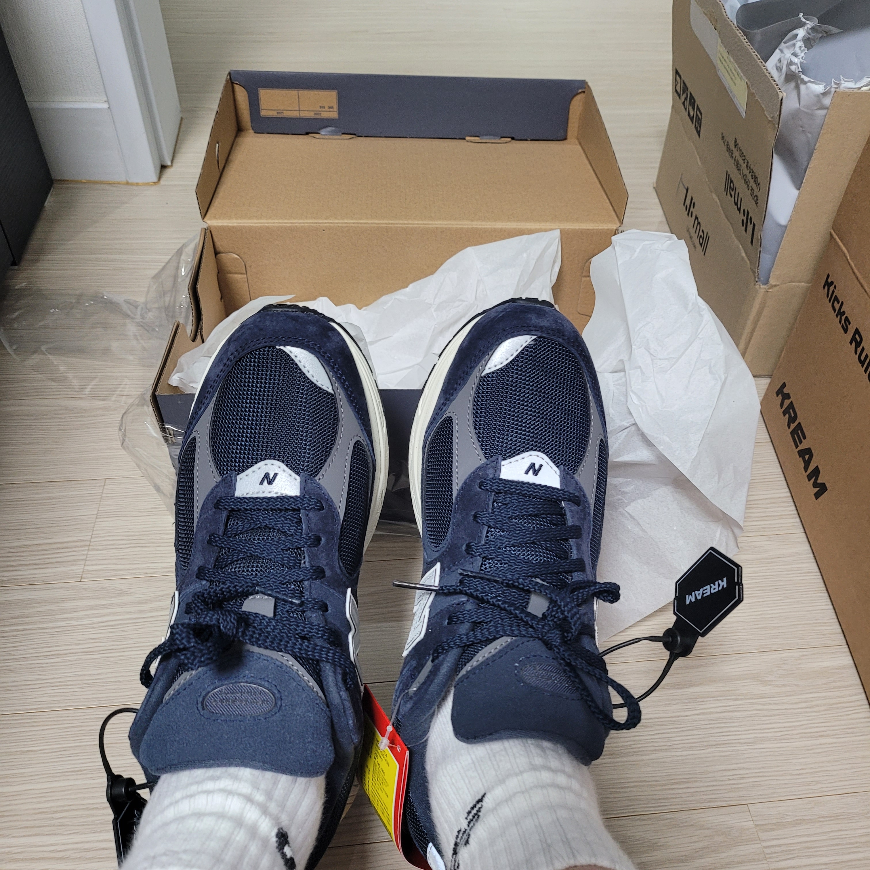 New Balance 2002R Eclipse Castlerock 착용 스타일 - 2