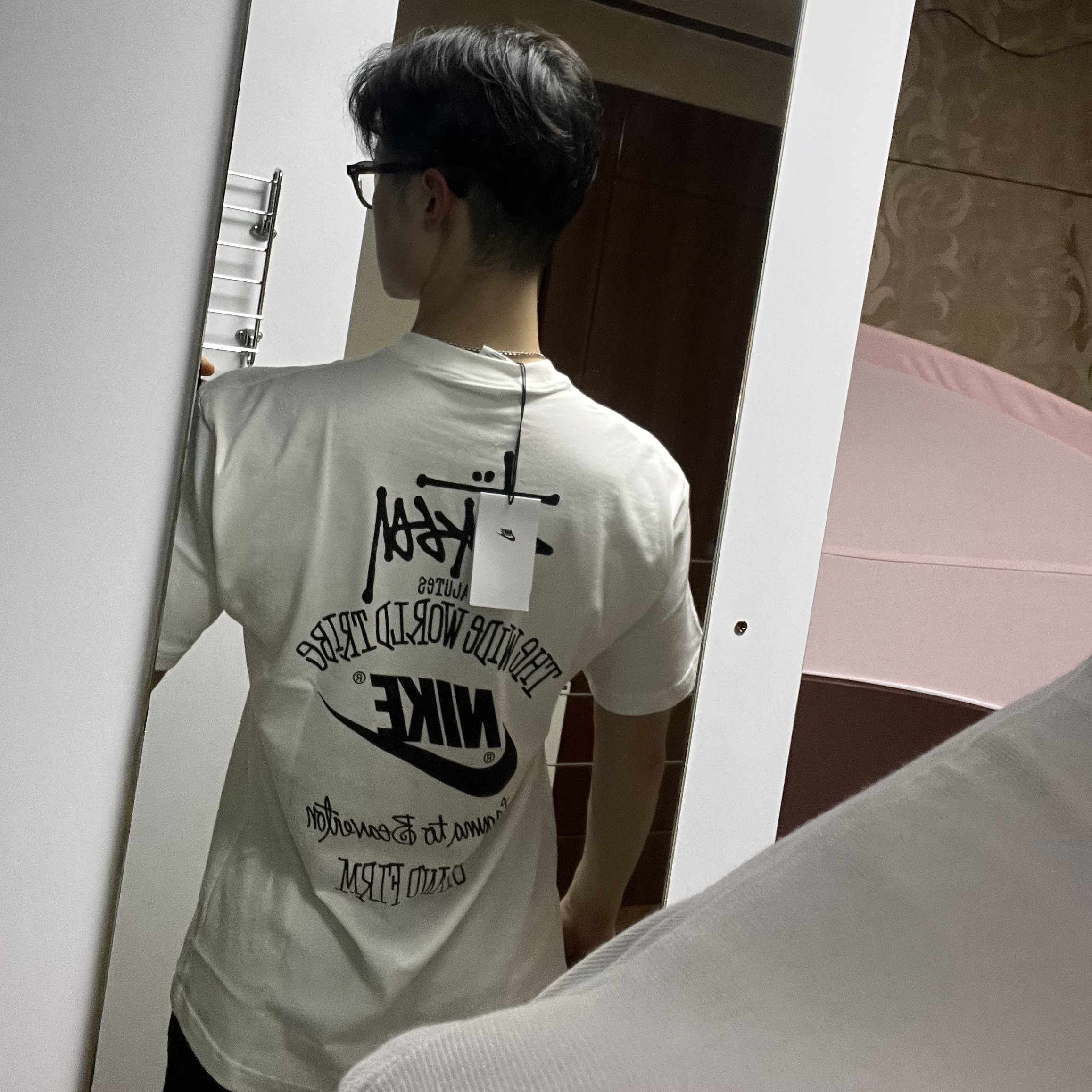 Nike x Stussy T-Shirt White (DV1774-100), Nike x Stussy NRG Washed Fleece Pants Black (DO5296-010) 착용 스타일 - 2