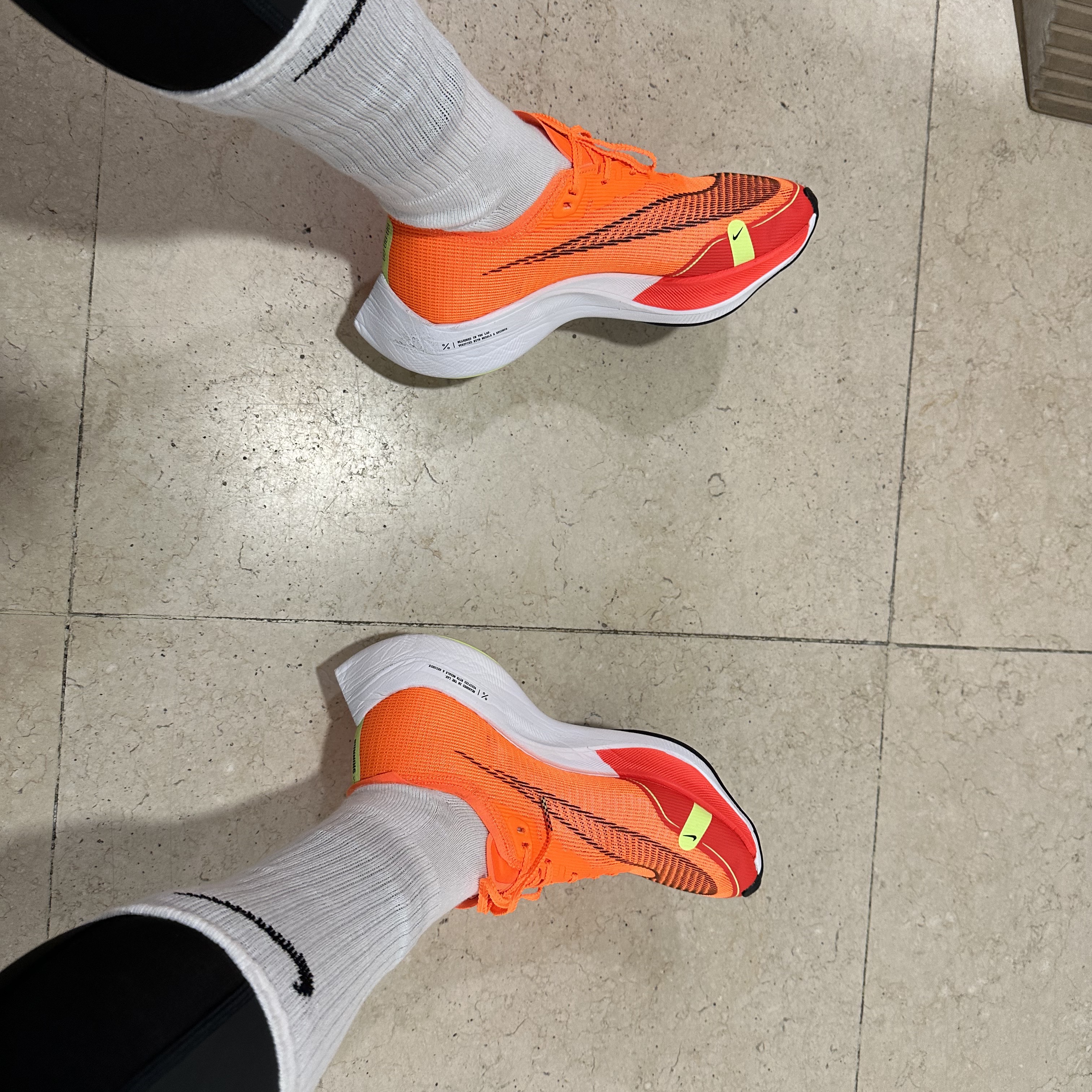 Nike ZoomX Vaporfly Next% 2 Total Orange 착용 스타일 - 2