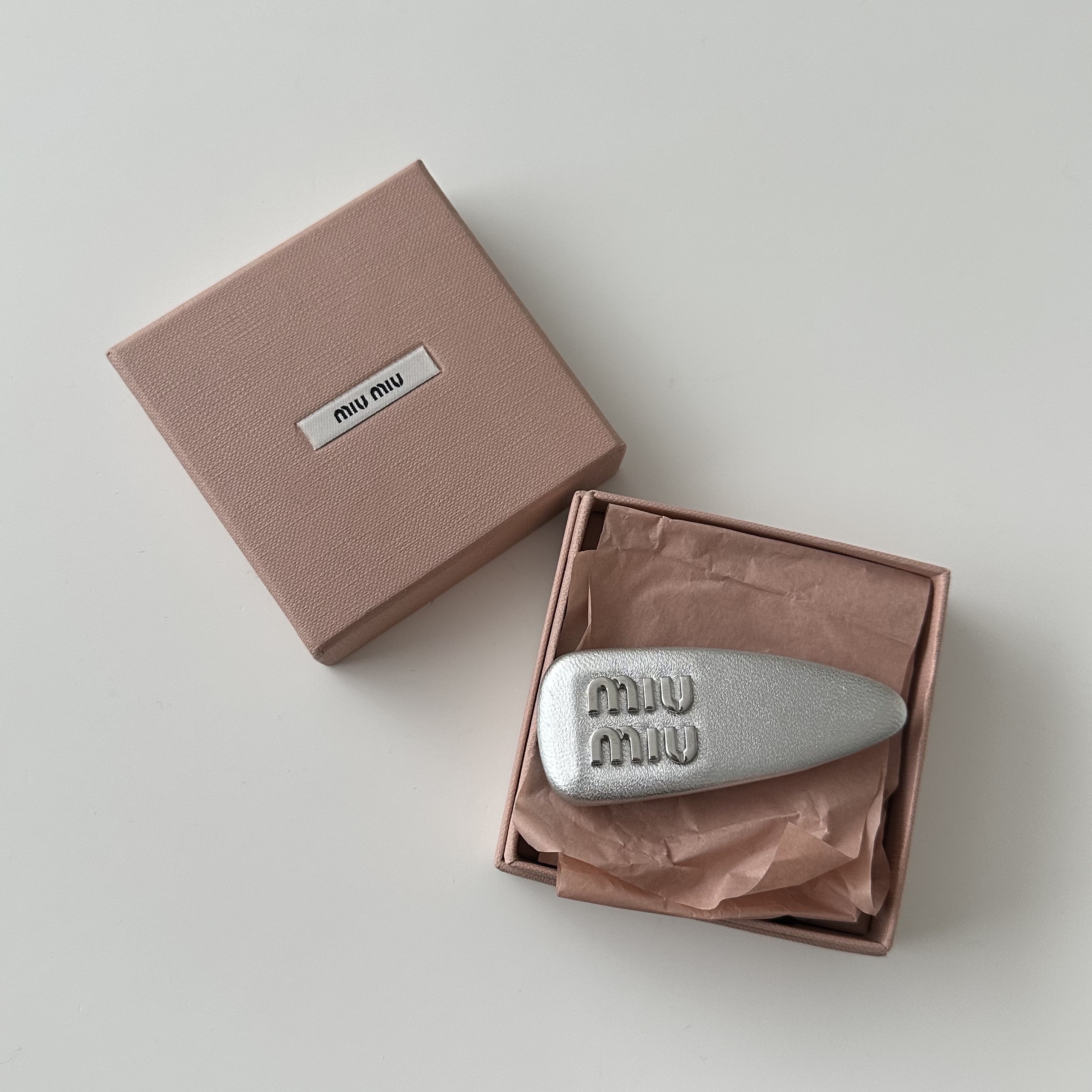 (W) Miu Miu Fabric Hair Clip Platinum 착용 스타일
