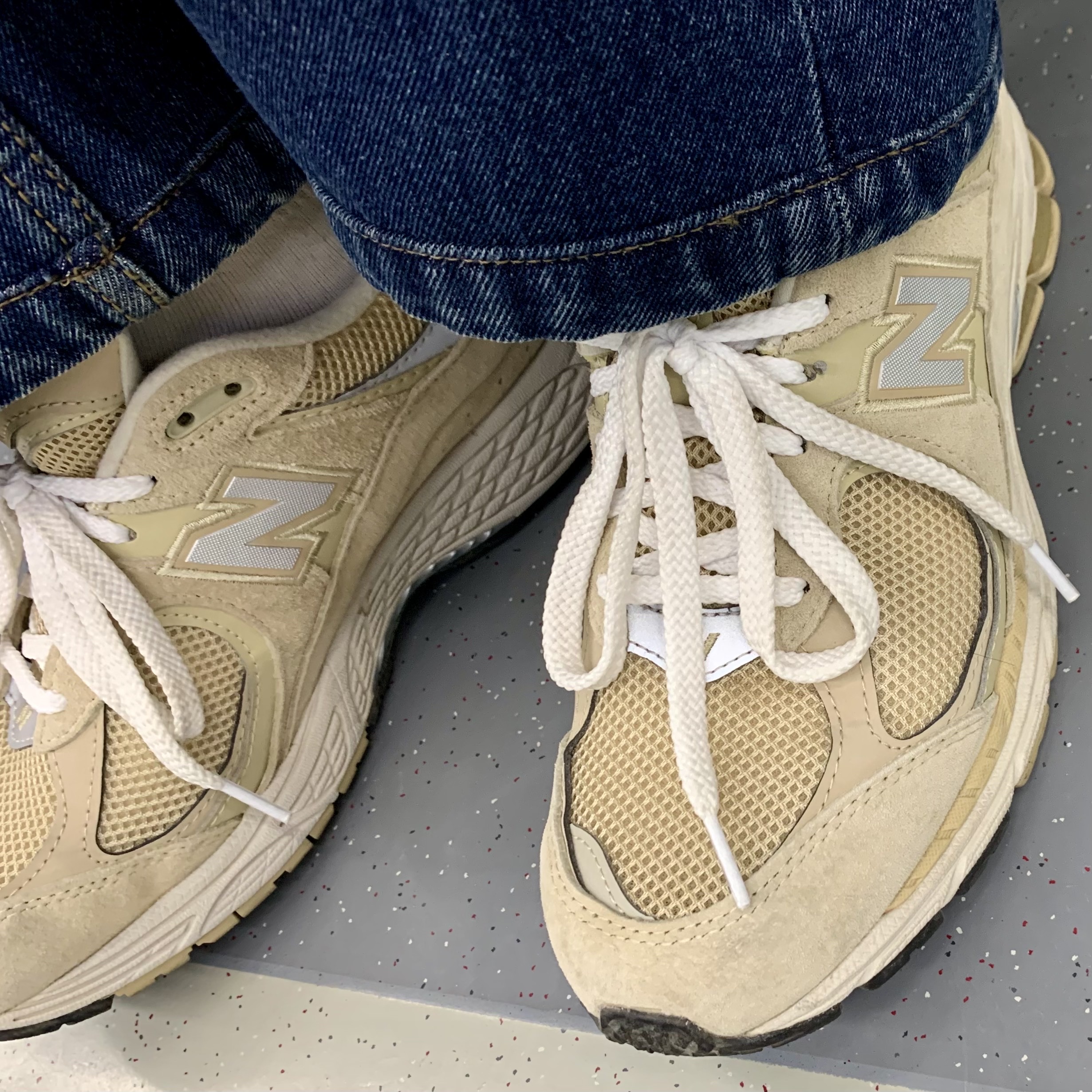 New Balance 2002R T2 Beige 착용 스타일 - 4
