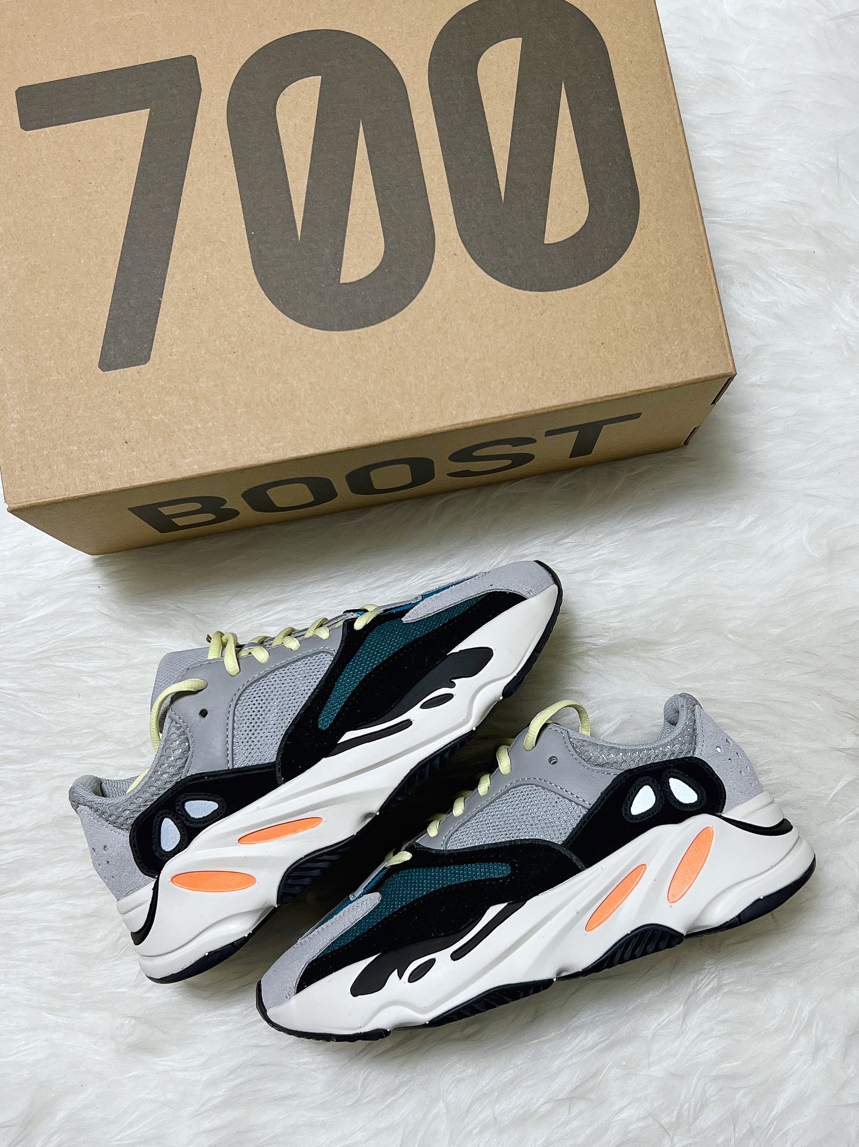 Adidas Yeezy Boost 700 Wave Runner Solid Grey 2021/2022, Casetify x Ader Error iPhone Sticker Magsafe Case Clear 착용 스타일 - 4