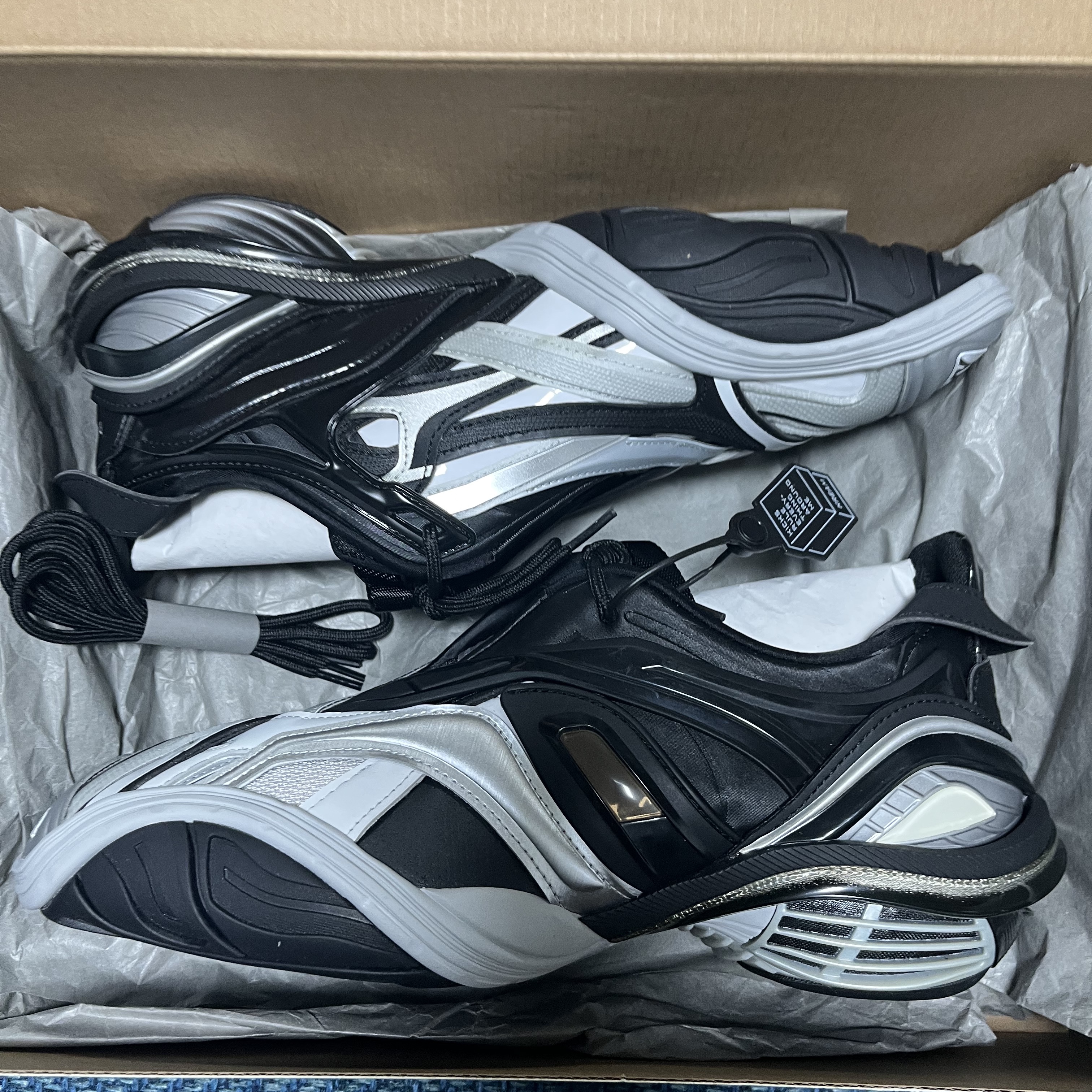 Balenciaga Tyrex Sneakers Black Grey, Nike x Martine Rose Shox MR4 Black 착용 스타일 - 1