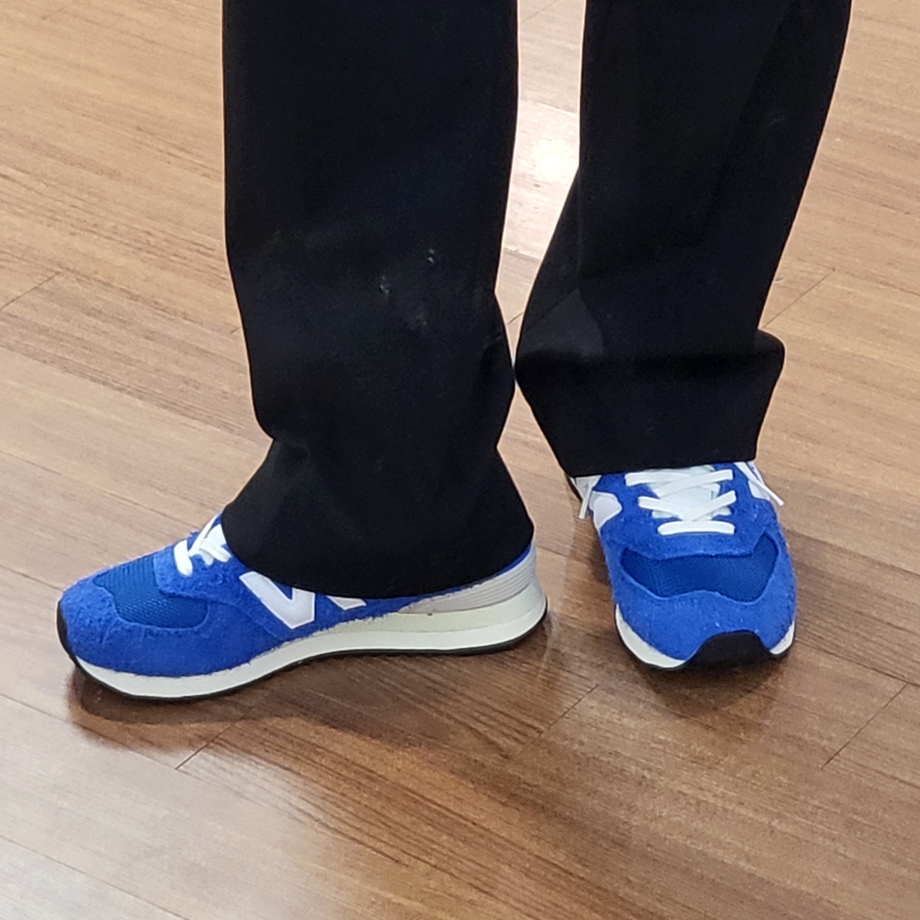 New Balance 574 Heritage Blue White 착용 스타일 - 1