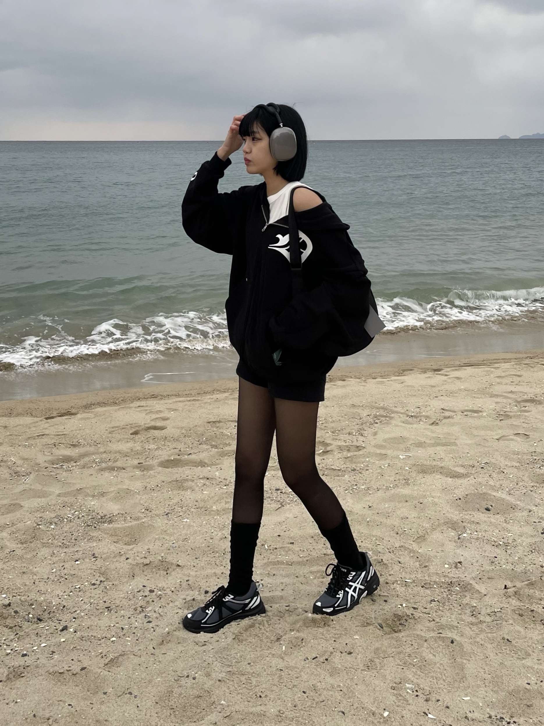 Asics Gel-Venture 6 Carrier Grey, Apple AirPods Max Lightning Space Gray (Korean Ver.) 착용 스타일 - 3