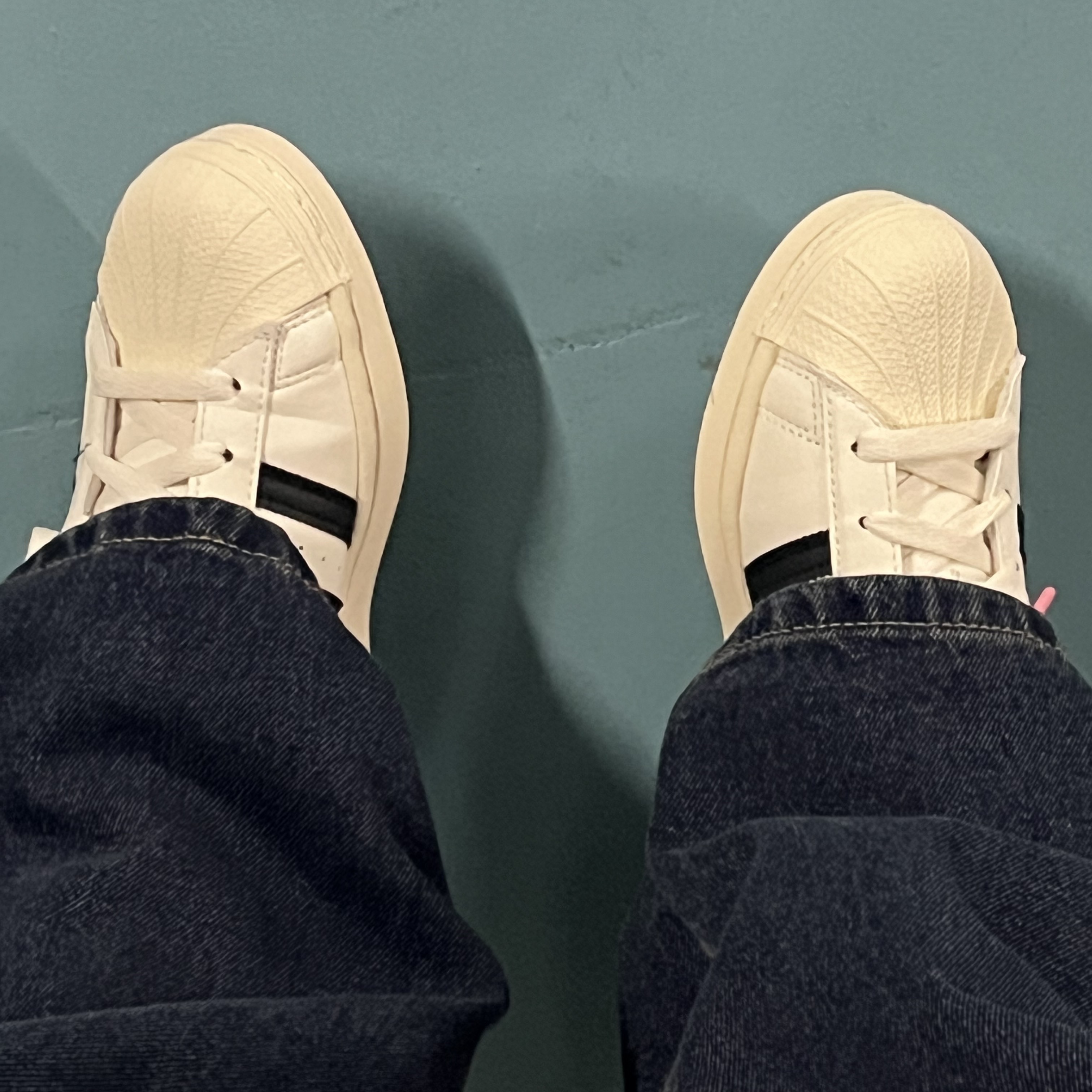 Adidas x Andre Saraiva Superstar Cream White Core Black 착용 스타일