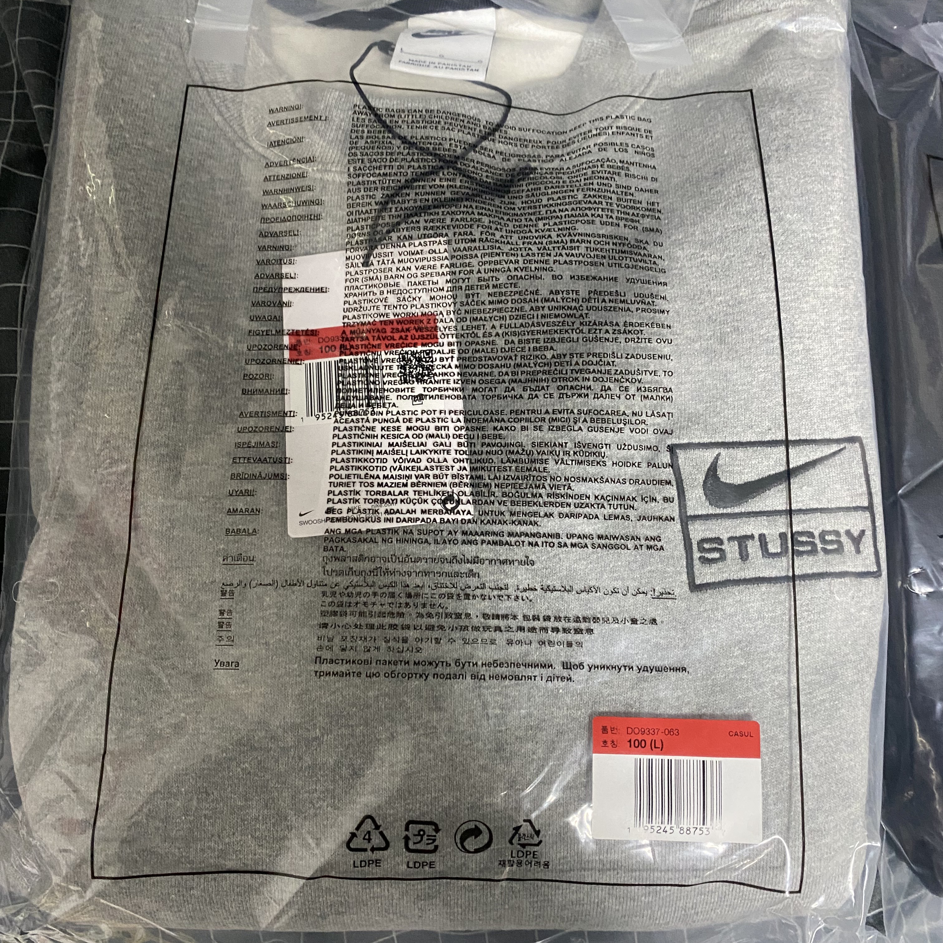 Nike x Stussy NRG Washed Fleece Crewneck Black (DO5310-010), Nike x Stussy NRG Fleece Crewneck Dark Grey Heather (DO9337-063) 착용 스타일 - 3
