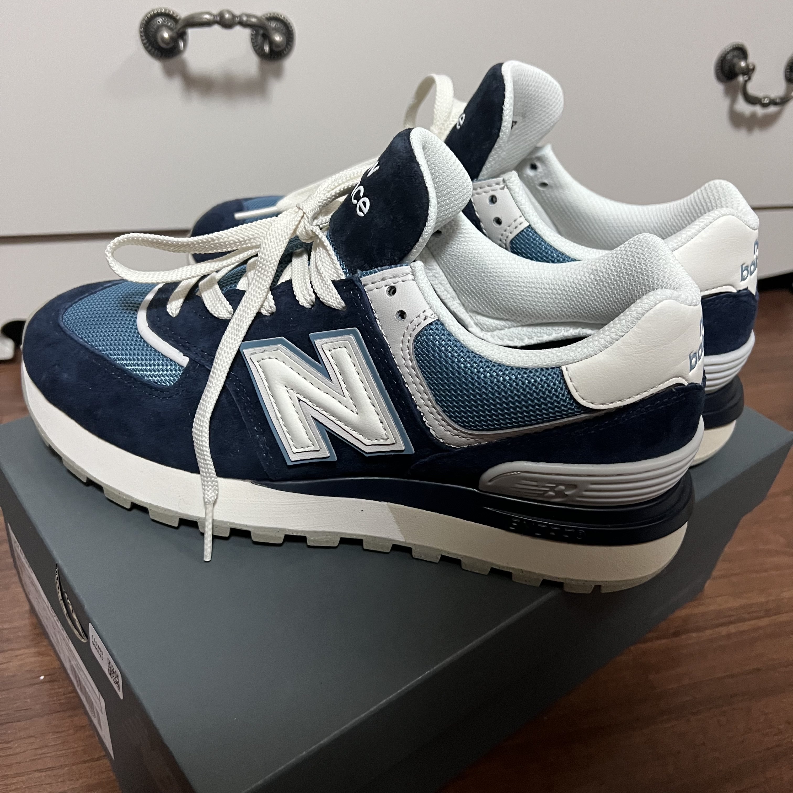 New Balance 574 Legacy Navy Sea Salt 착용 스타일 - 2