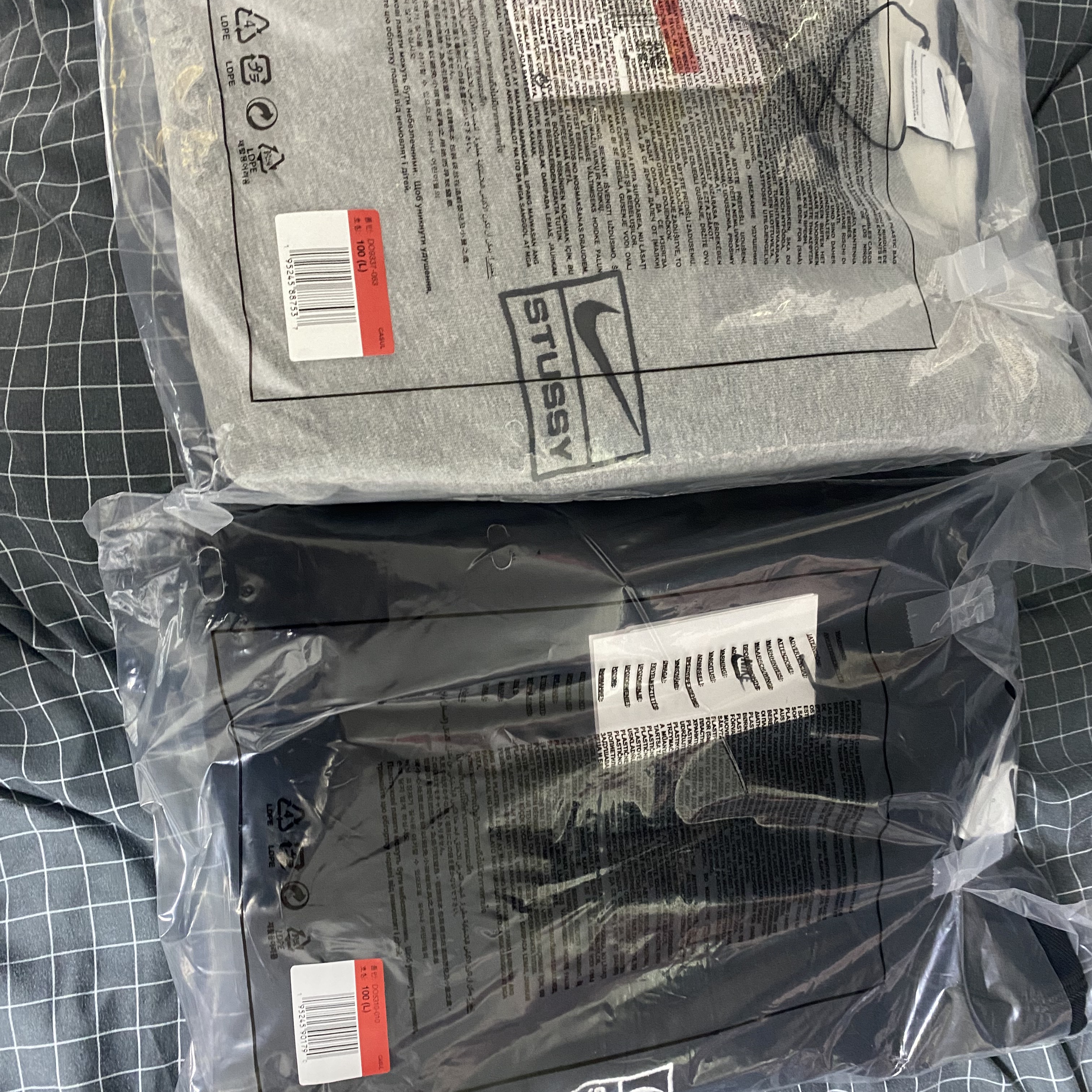 Nike x Stussy NRG Washed Fleece Crewneck Black (DO5310-010), Nike x Stussy NRG Fleece Crewneck Dark Grey Heather (DO9337-063) 착용 스타일 - 1