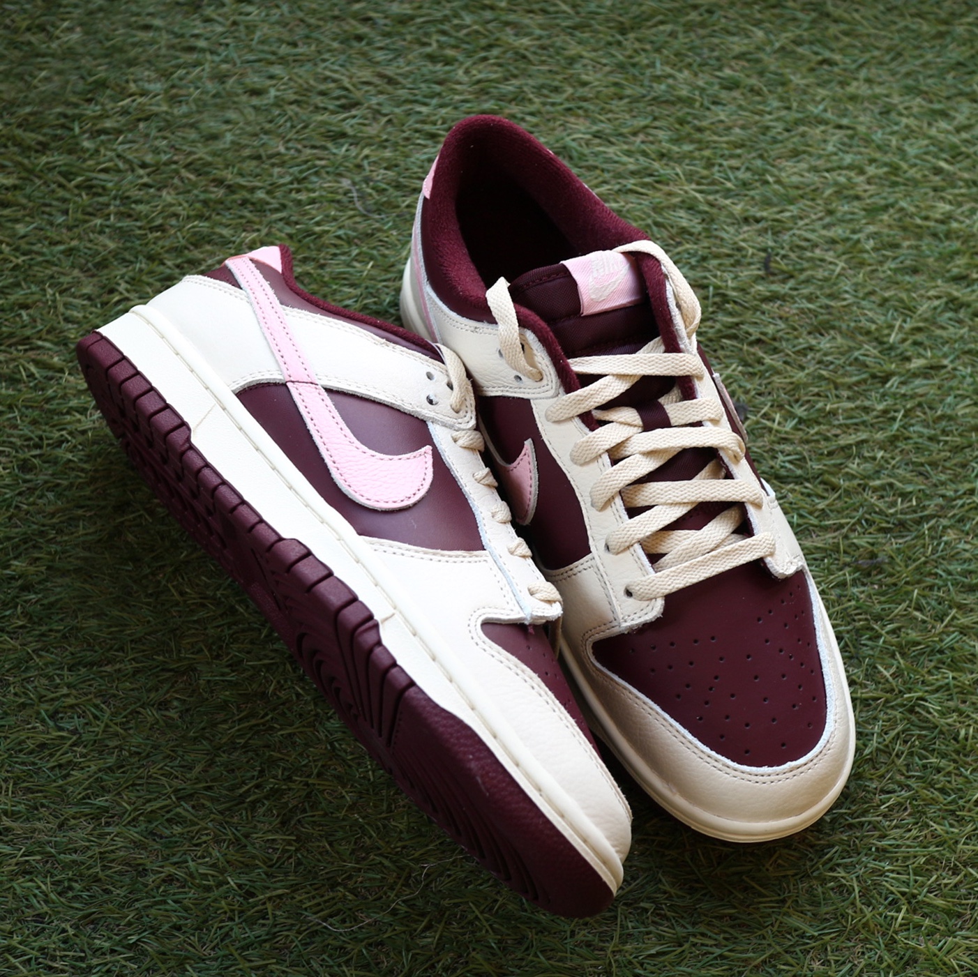 NIke Dunk Low Retro Night Maroon and Medium Soft Pink 착용 스타일 - 1