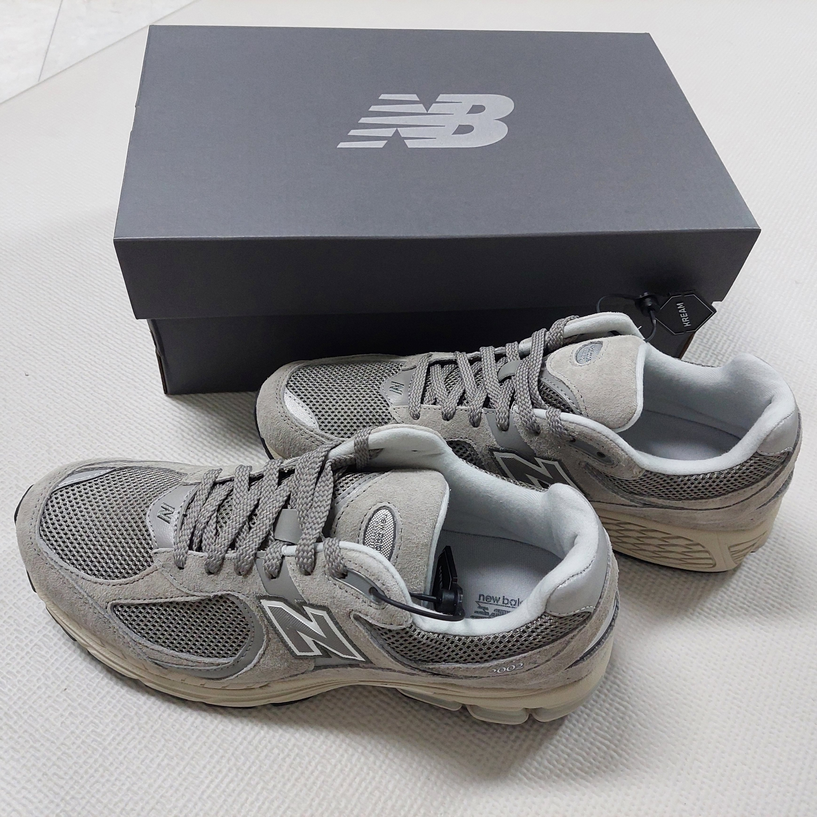 New Balance 2002R Grey 착용 스타일 - 1