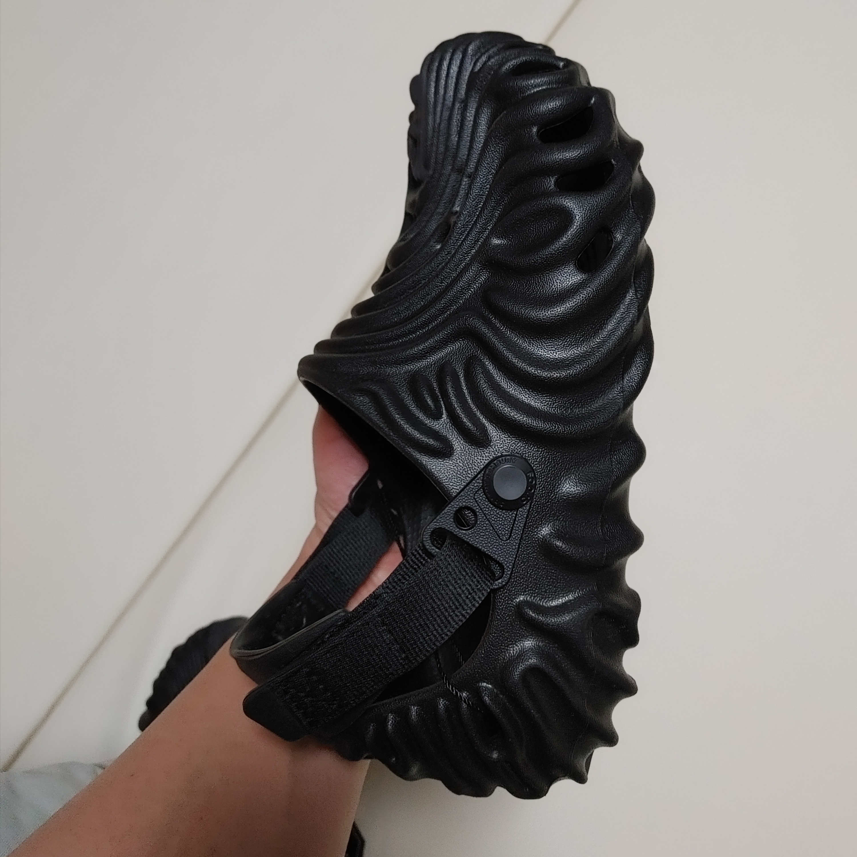 Crocs x Salehe Bembury Pollex Clog Sasquatch 착용 스타일 - 2