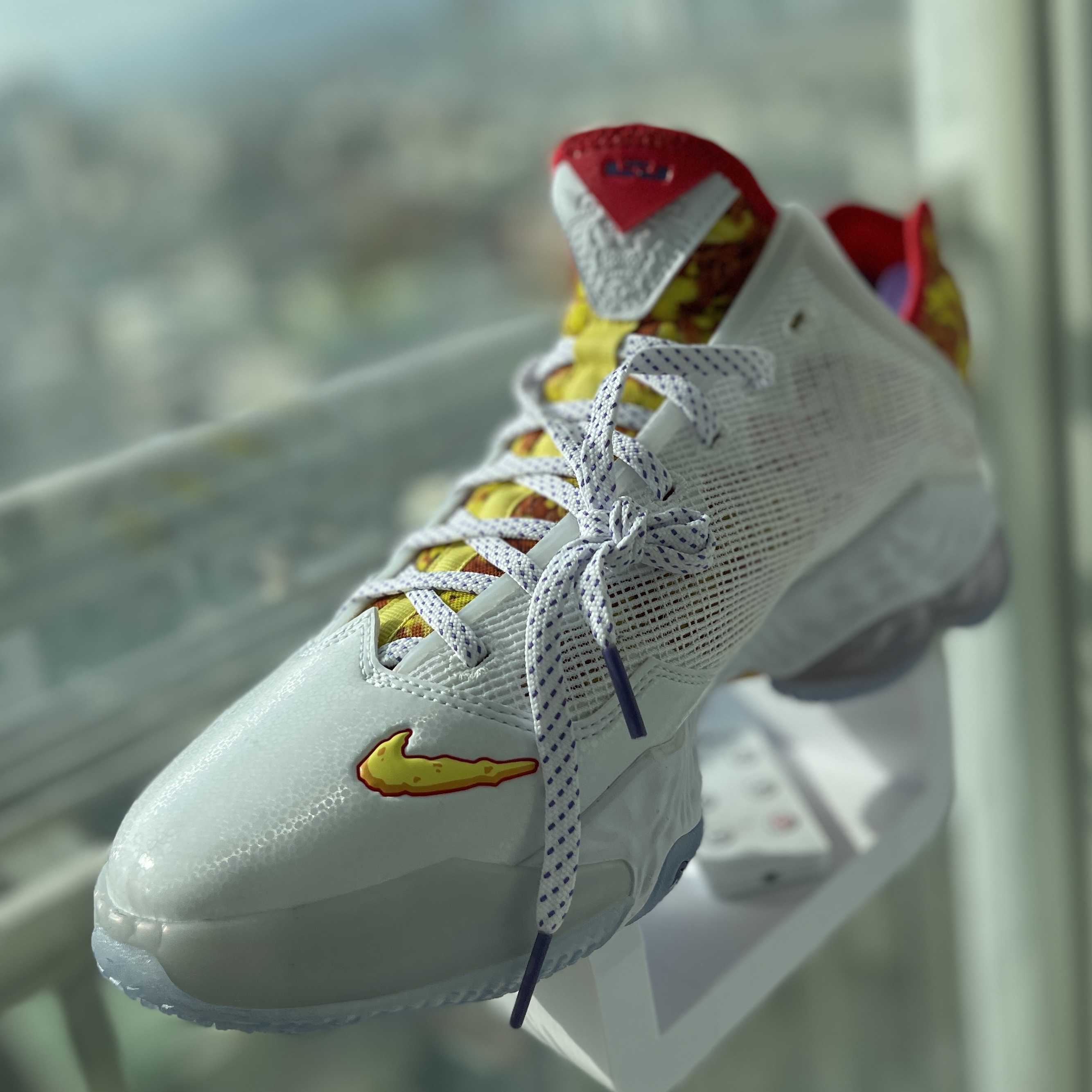 Nike LeBron XIX Low Magic Fruity Pebbles 착용 스타일 - 2