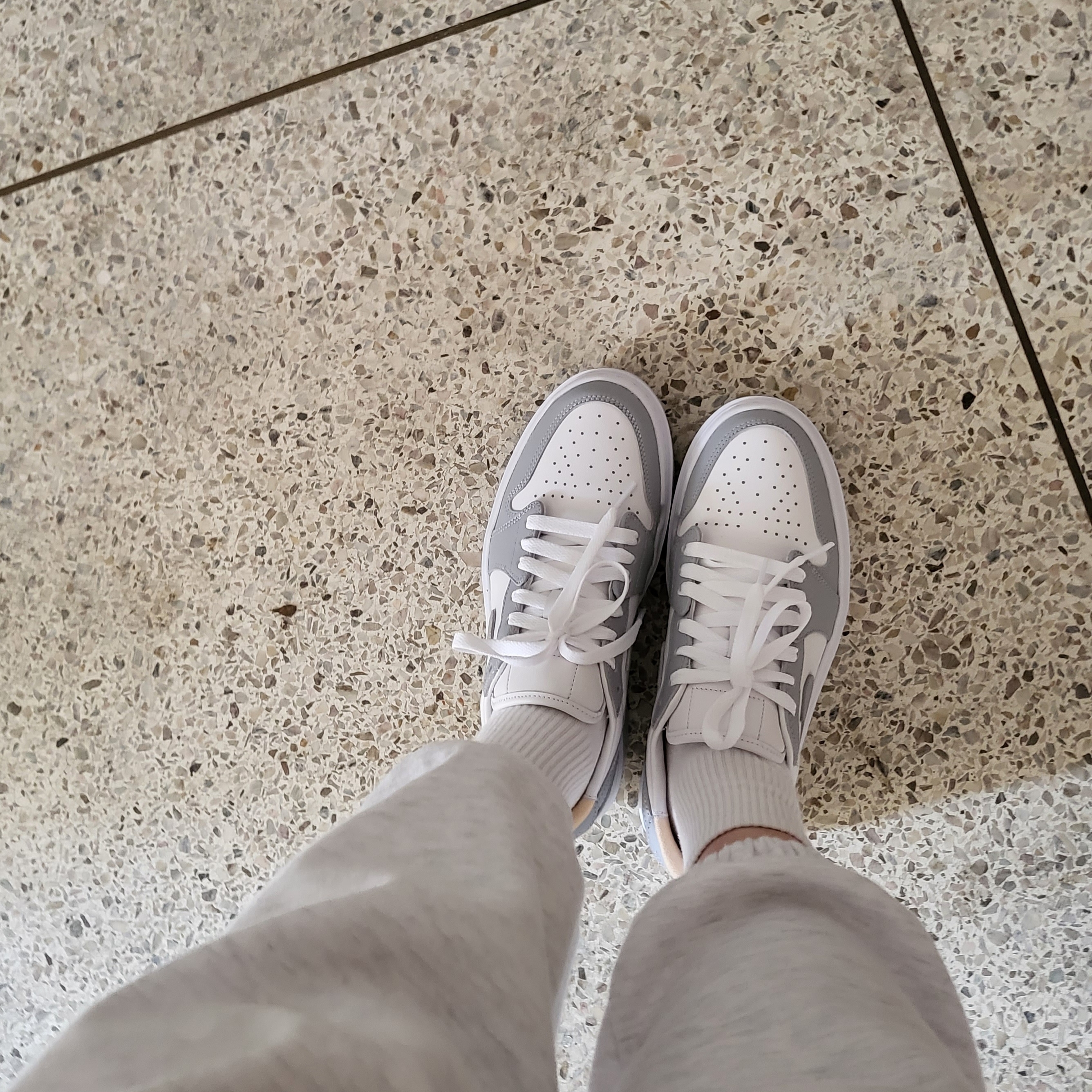 (W) Jordan 1 Elevate Low White and Wolf Grey 착용 스타일