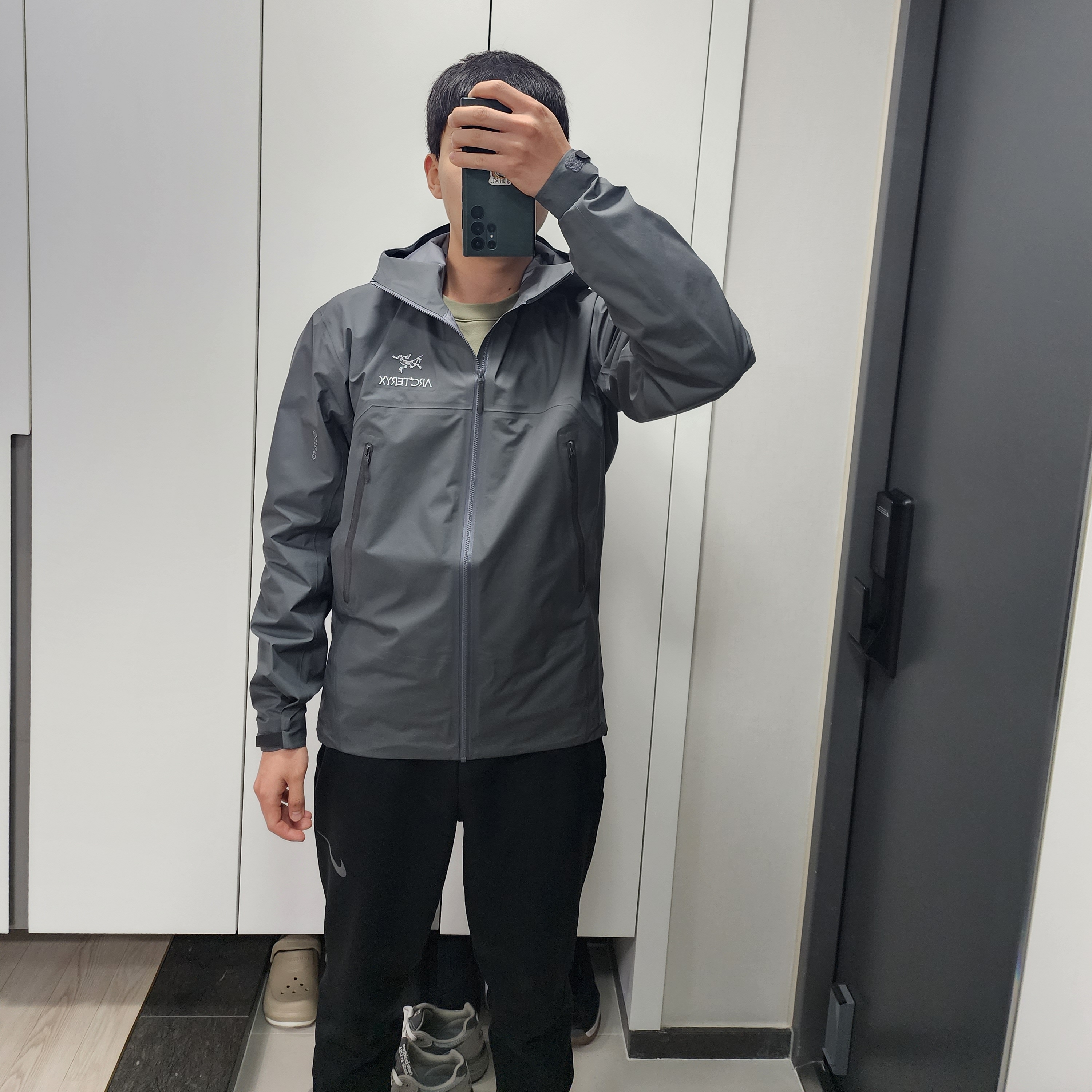 Arc'teryx Beta Jacket Cloud 착용 스타일 - 1