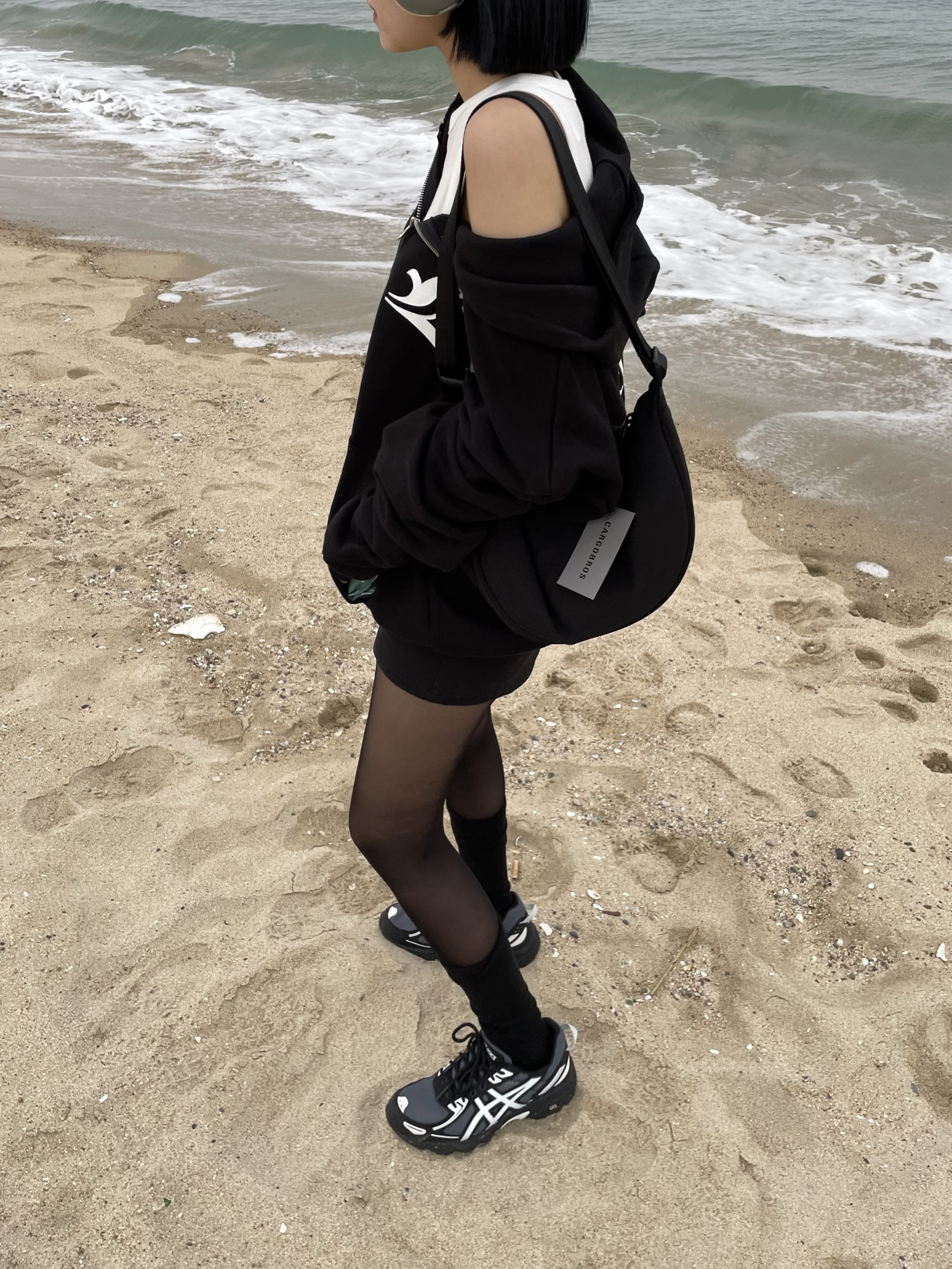 Asics Gel-Venture 6 Carrier Grey, Apple AirPods Max Lightning Space Gray (Korean Ver.) 착용 스타일 - 1