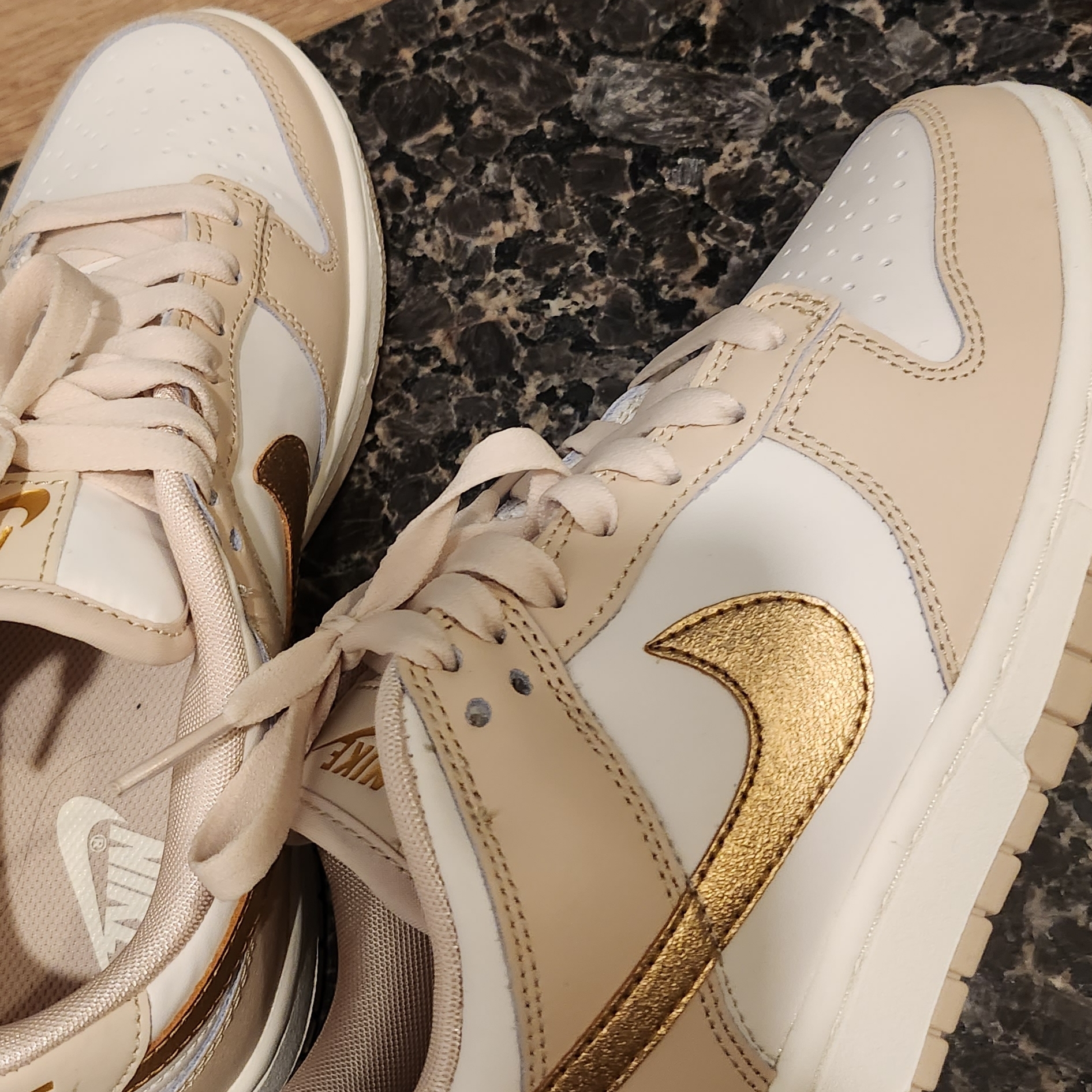 (W) Nike Dunk Low Sanddrift Metallic Gold 착용 스타일