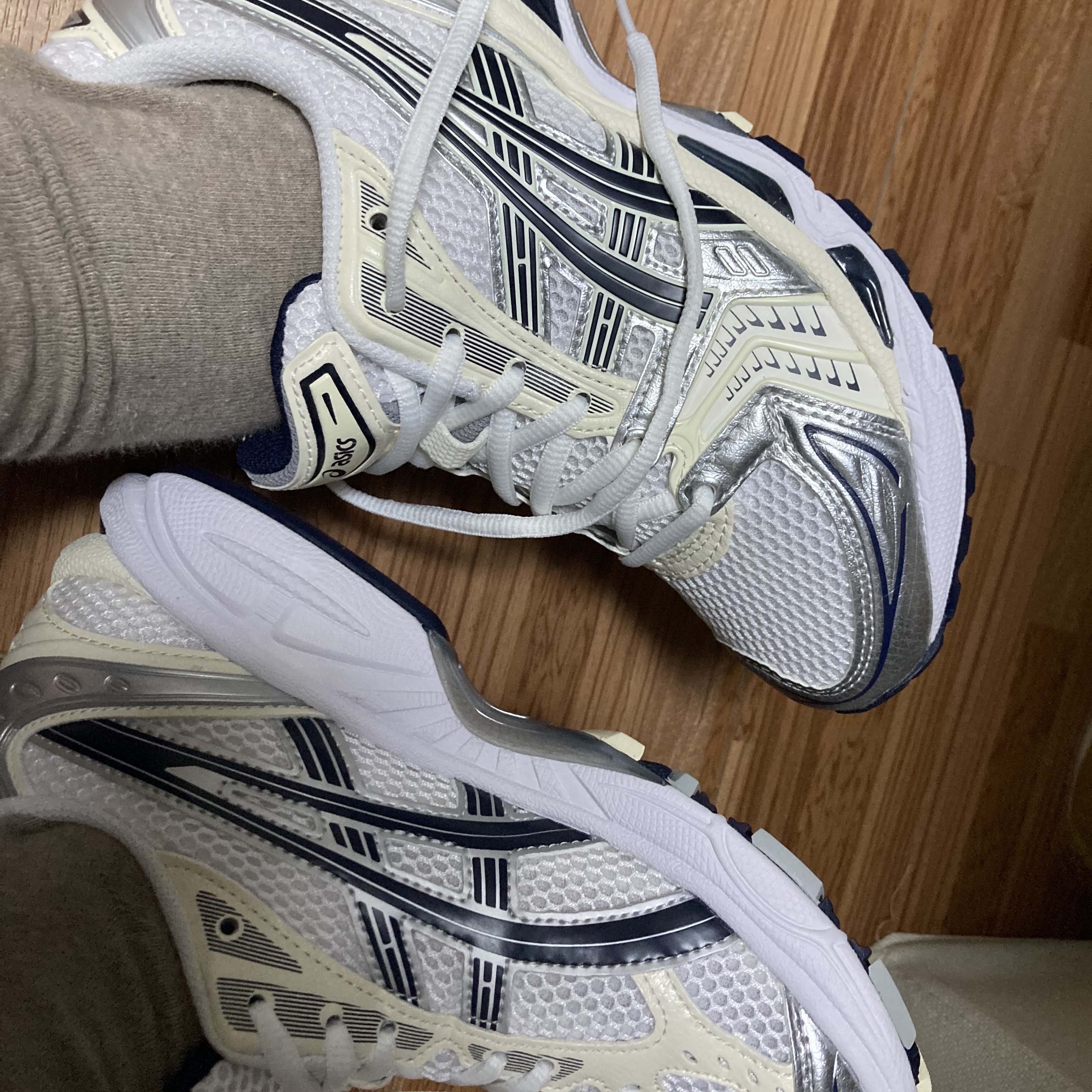 (W) Asics Gel-Kayano 14 White Midnight 착용 스타일