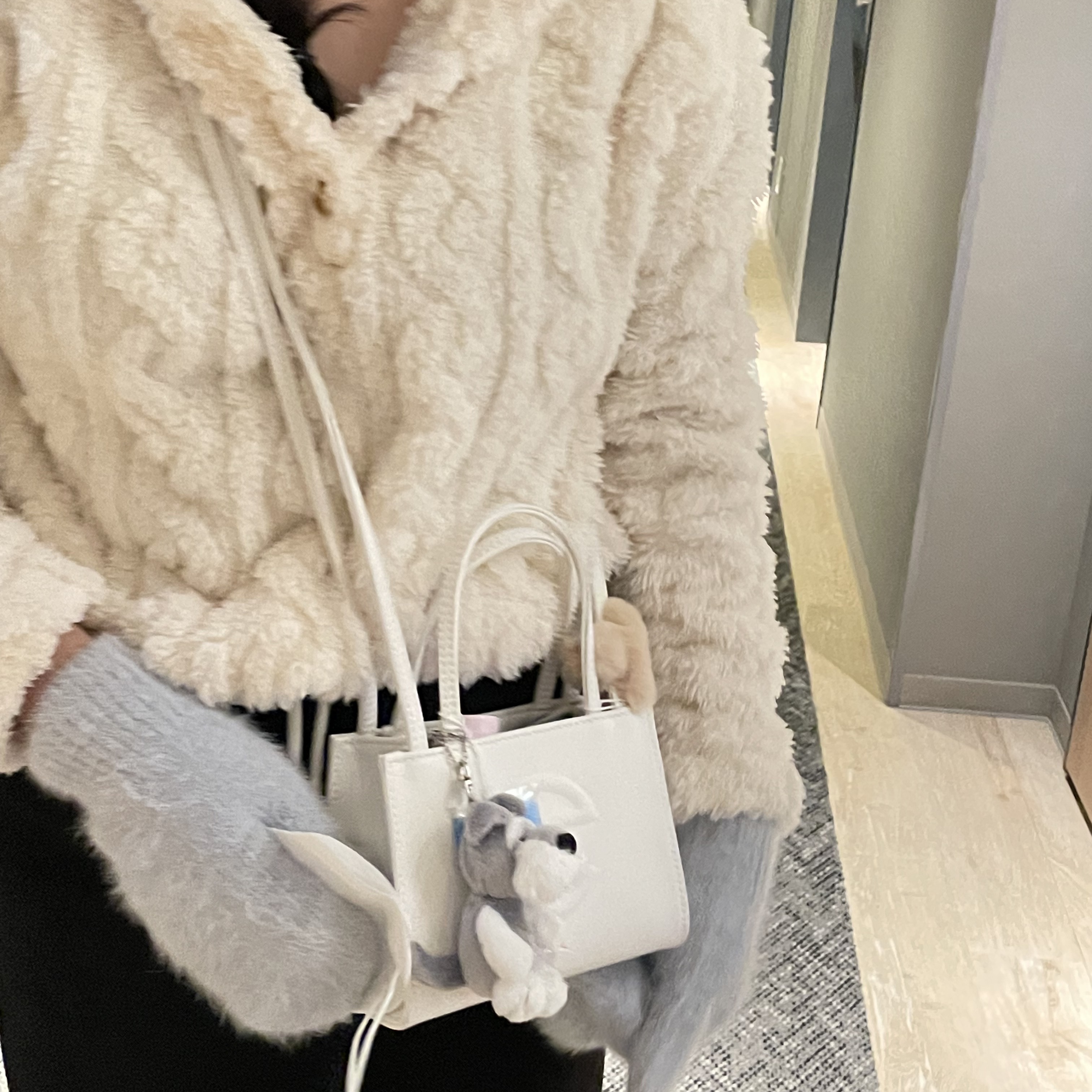 Telfar Small Shopping Bag White 착용 스타일