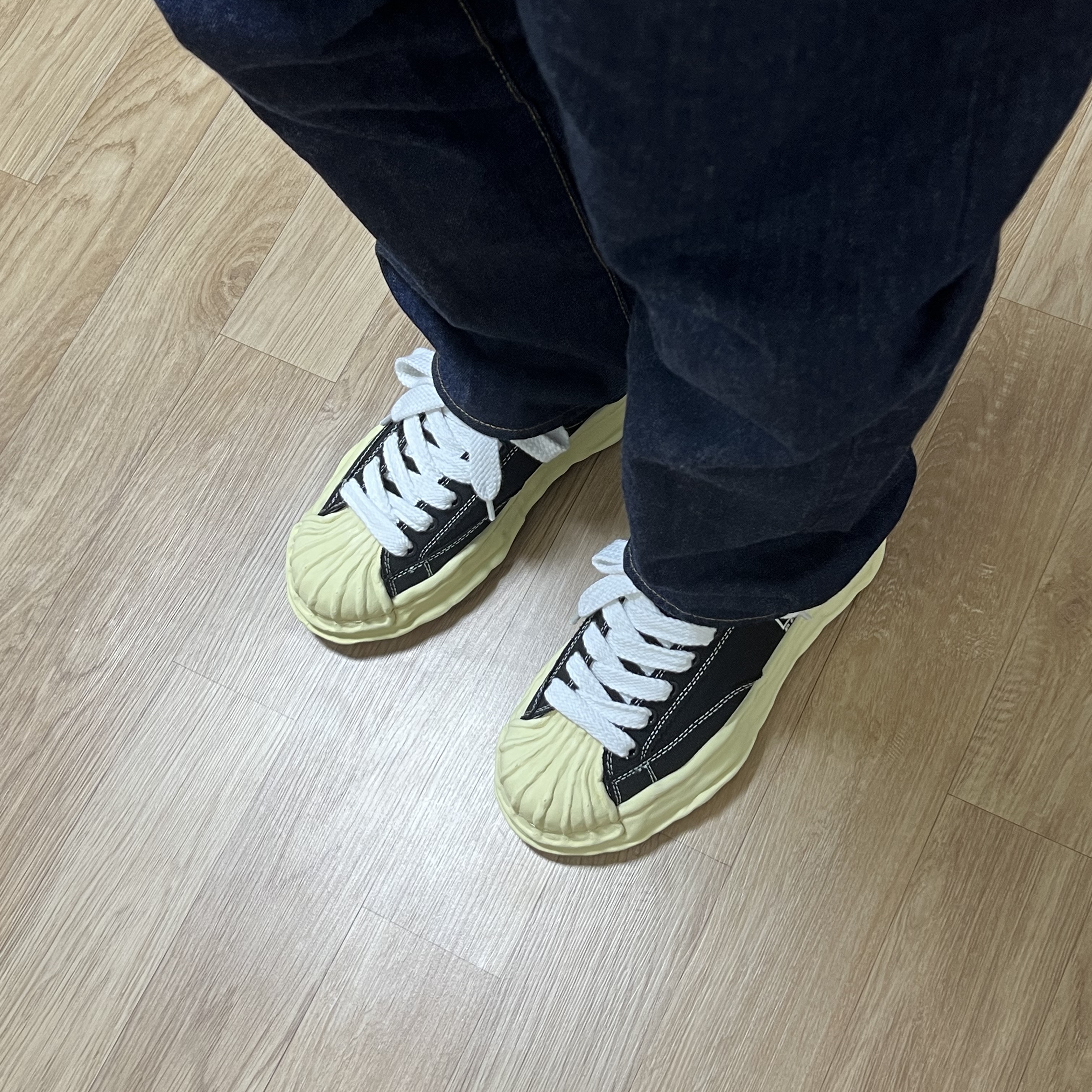Maison Mihara Yasuhiro Blakey VL OG Sole Canvas Low-top Sneakers Black 착용 스타일
