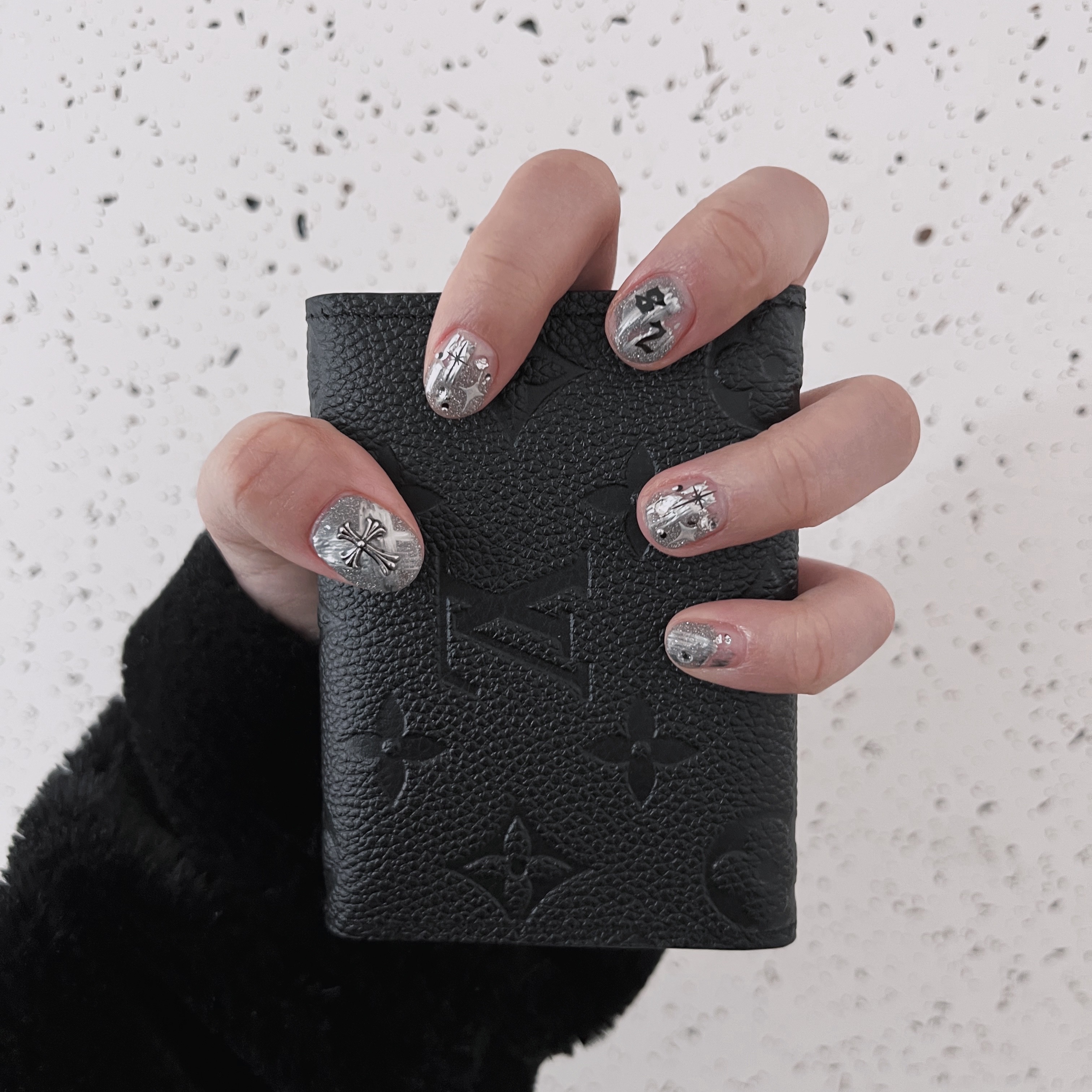 Louis Vuitton Business Card Holder Monogram Embossed Leather Black 착용 스타일