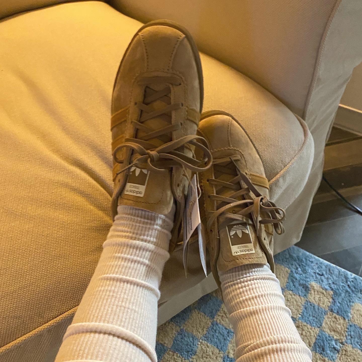 Adidas Tobacco Pantone Mesa 착용 스타일 - 2