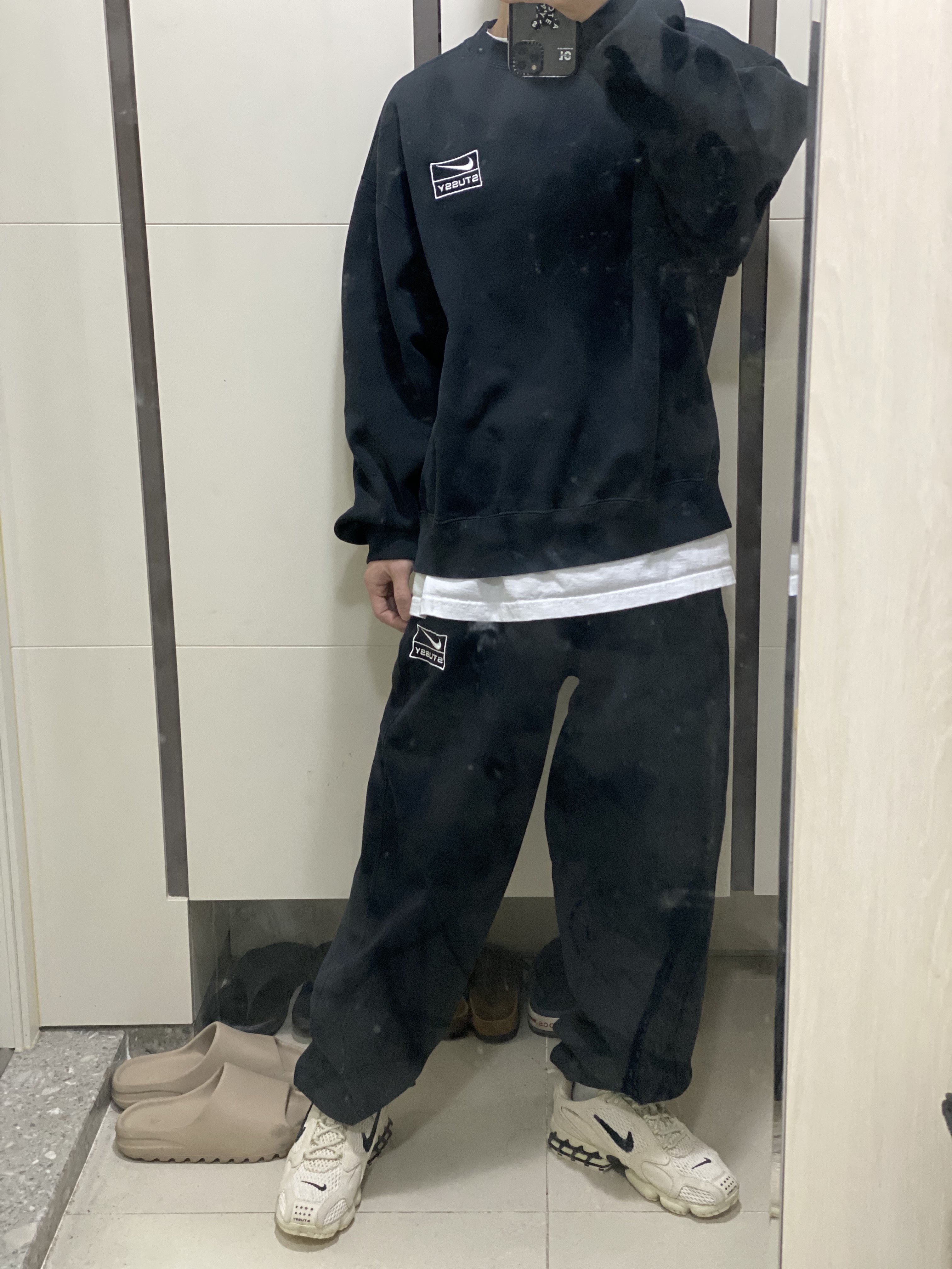 Nike x Stussy NRG Washed Fleece Crewneck Black (DO5310-010), Nike x Stussy NRG Washed Fleece Pants Black (DO5296-010) 착용 스타일