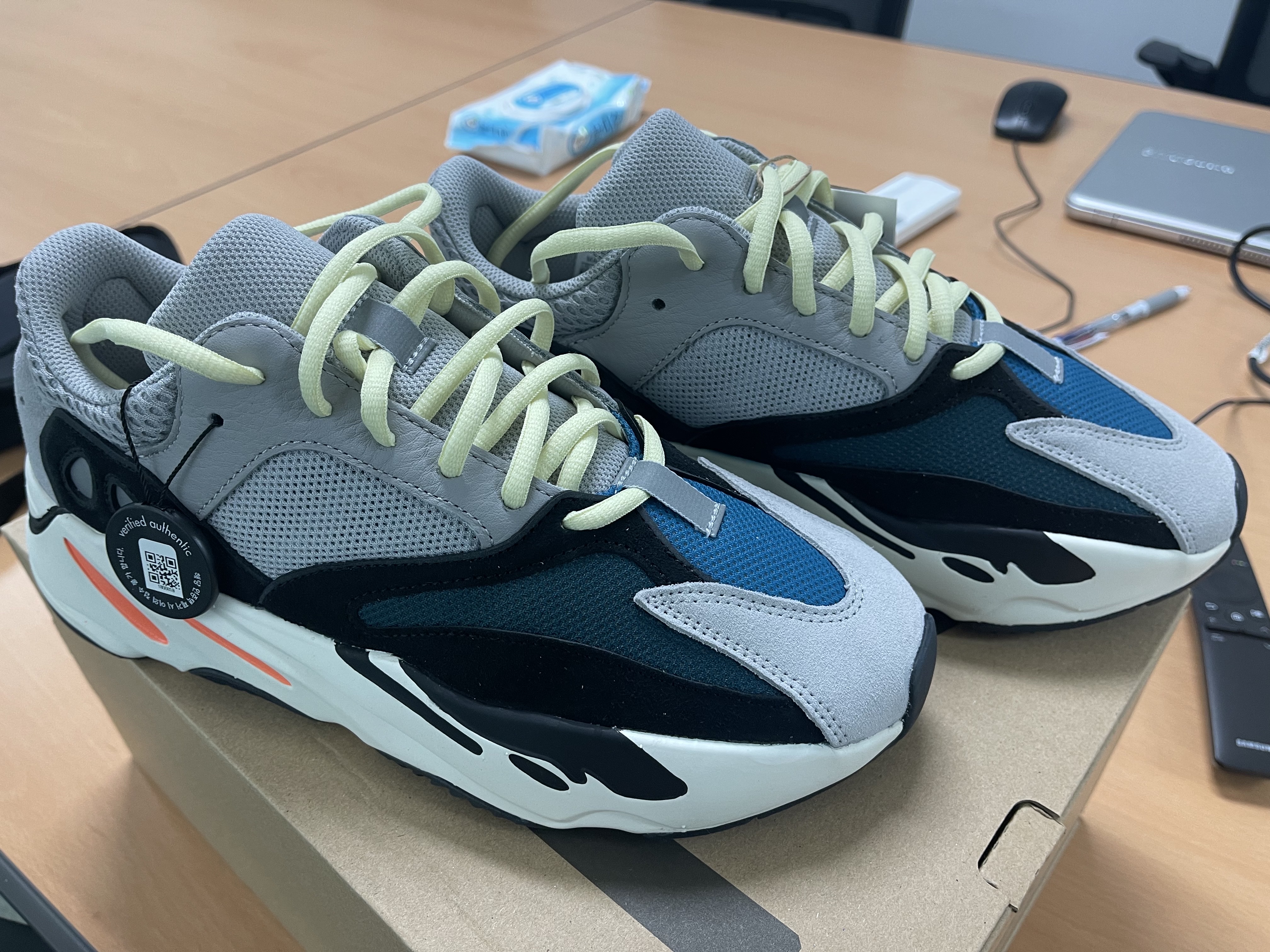 Adidas Yeezy Boost 700 Wave Runner Solid Grey 2021/2022 착용 스타일 - 1