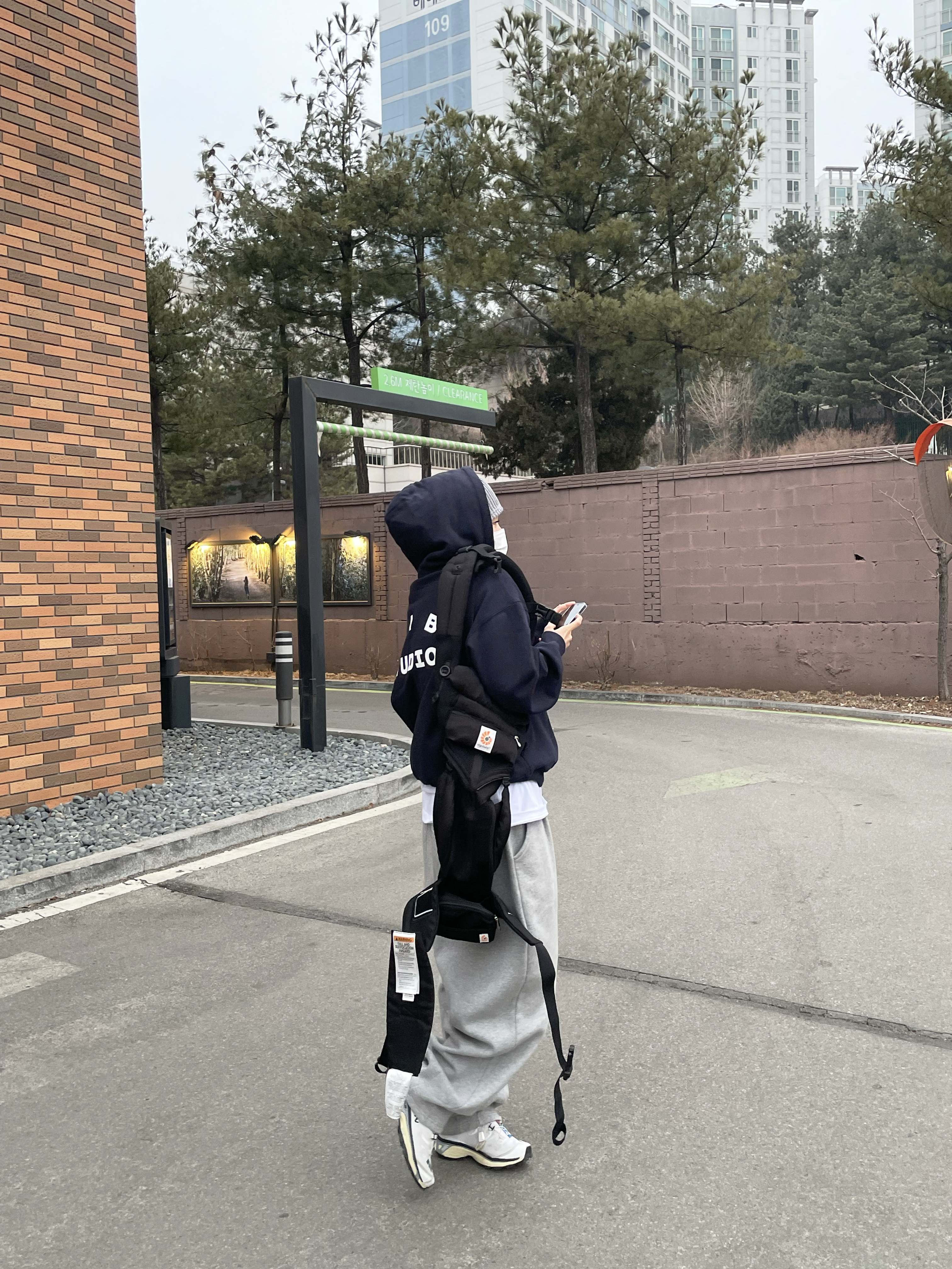 Salomon XT-4 White Lunar Rock, IAB Studio Hoodie Navy - 21SS 착용 스타일 - 2