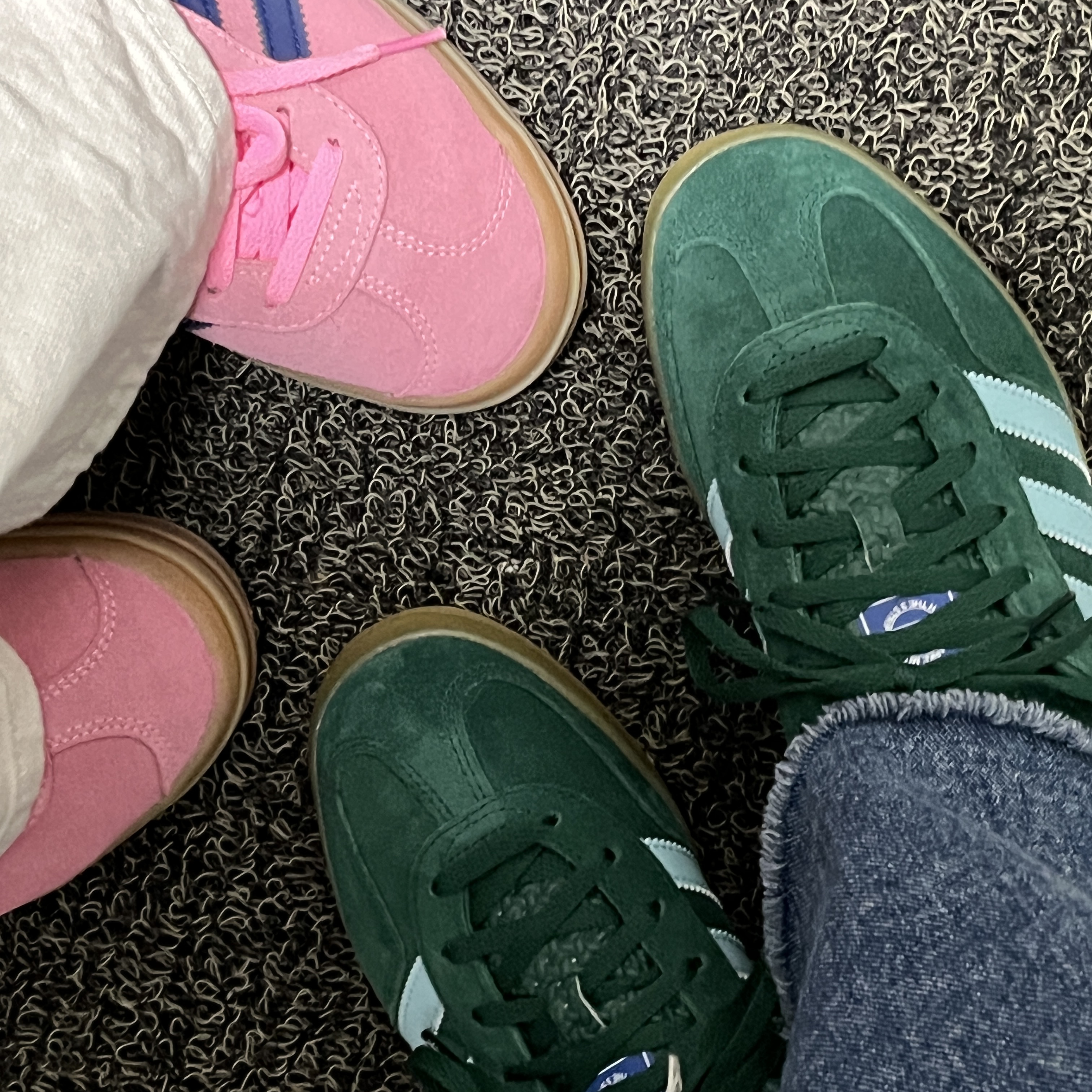 Adidas Gazelle Indoor Collegiate Green Hazy Sky, (W) Adidas Gazelle Bold Pink Glow Victory Blue 착용 스타일
