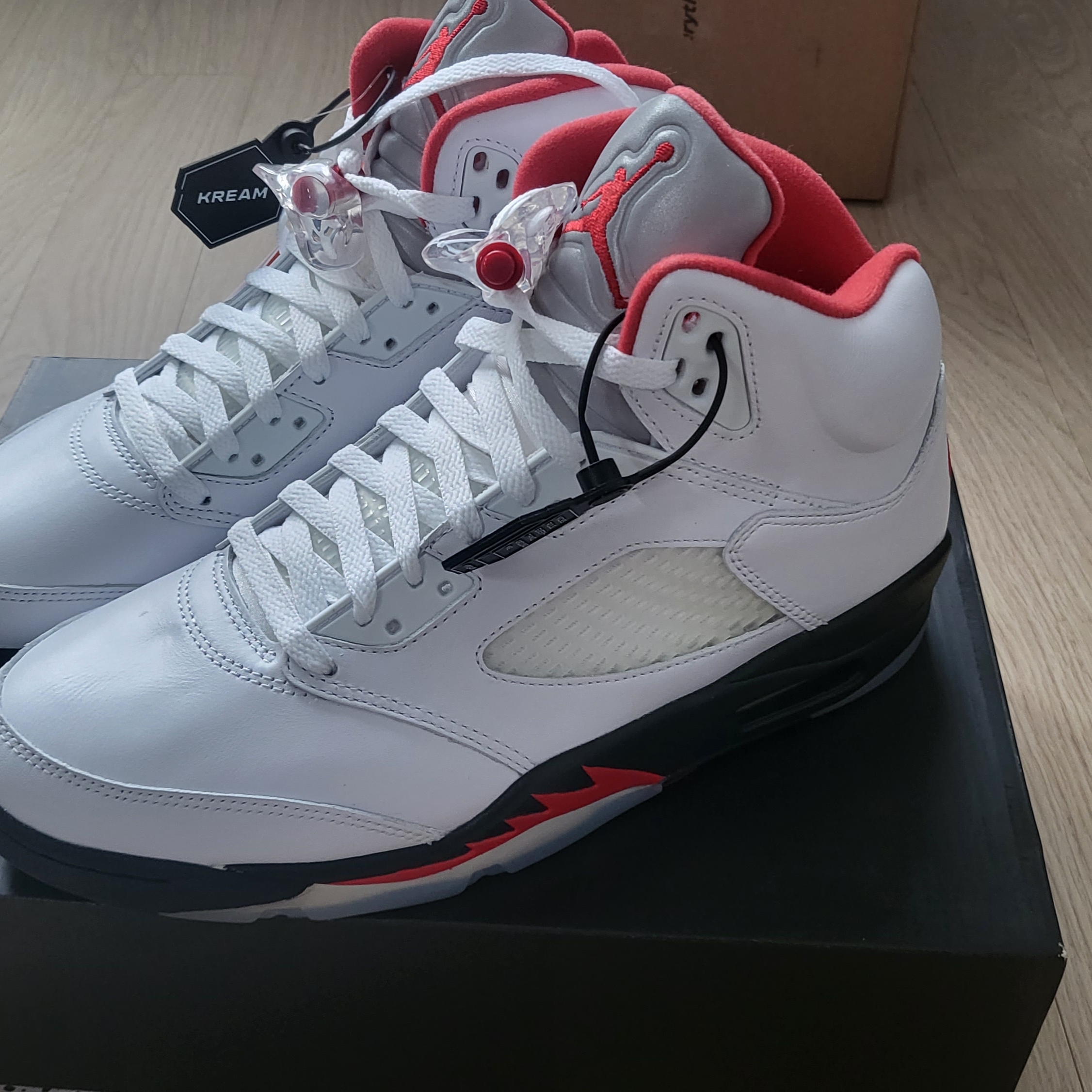 Jordan 5 Retro Fire Red Silver Tongue 2020 착용 스타일 - 3