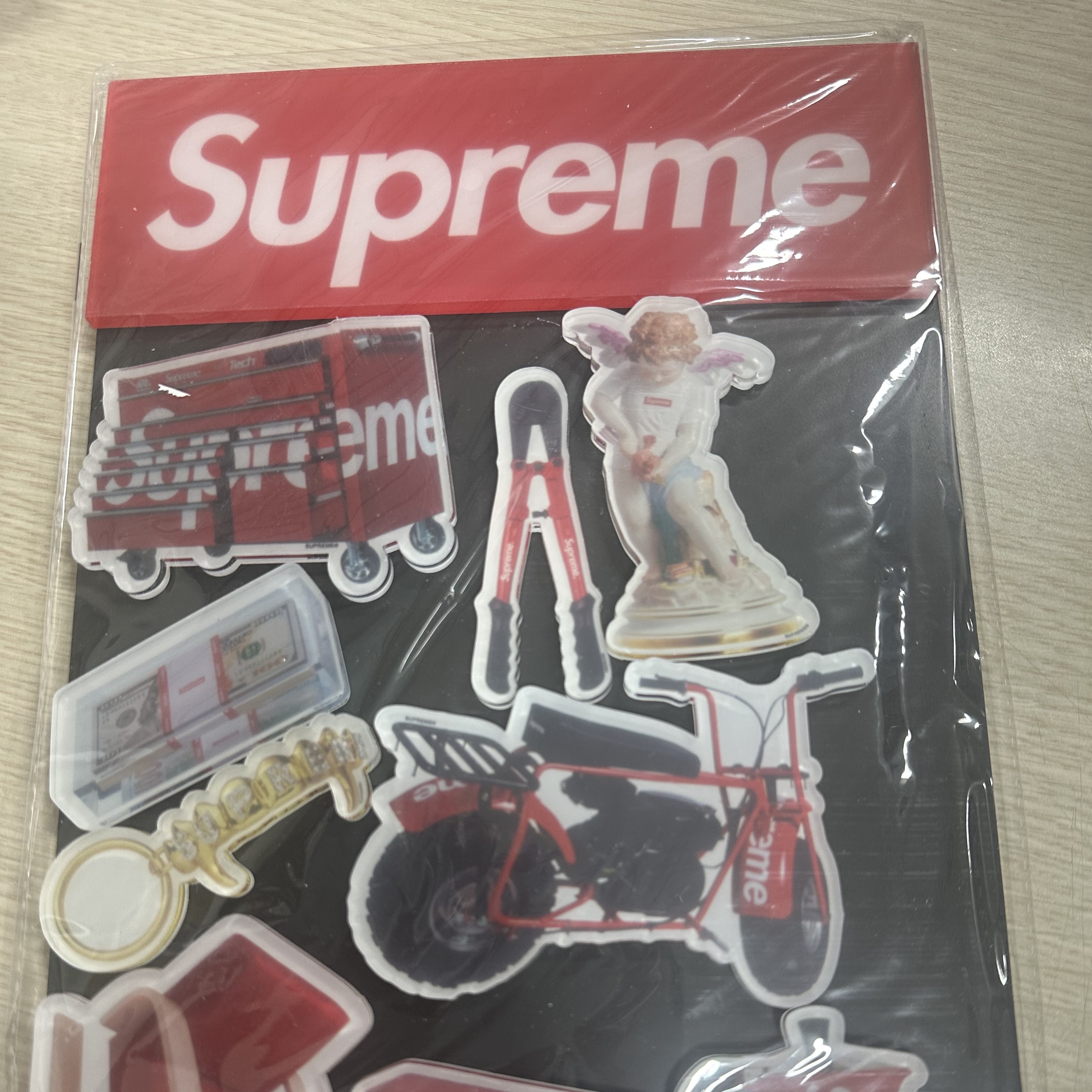 Supreme Magnets (10 Pack) 착용 스타일 - 1