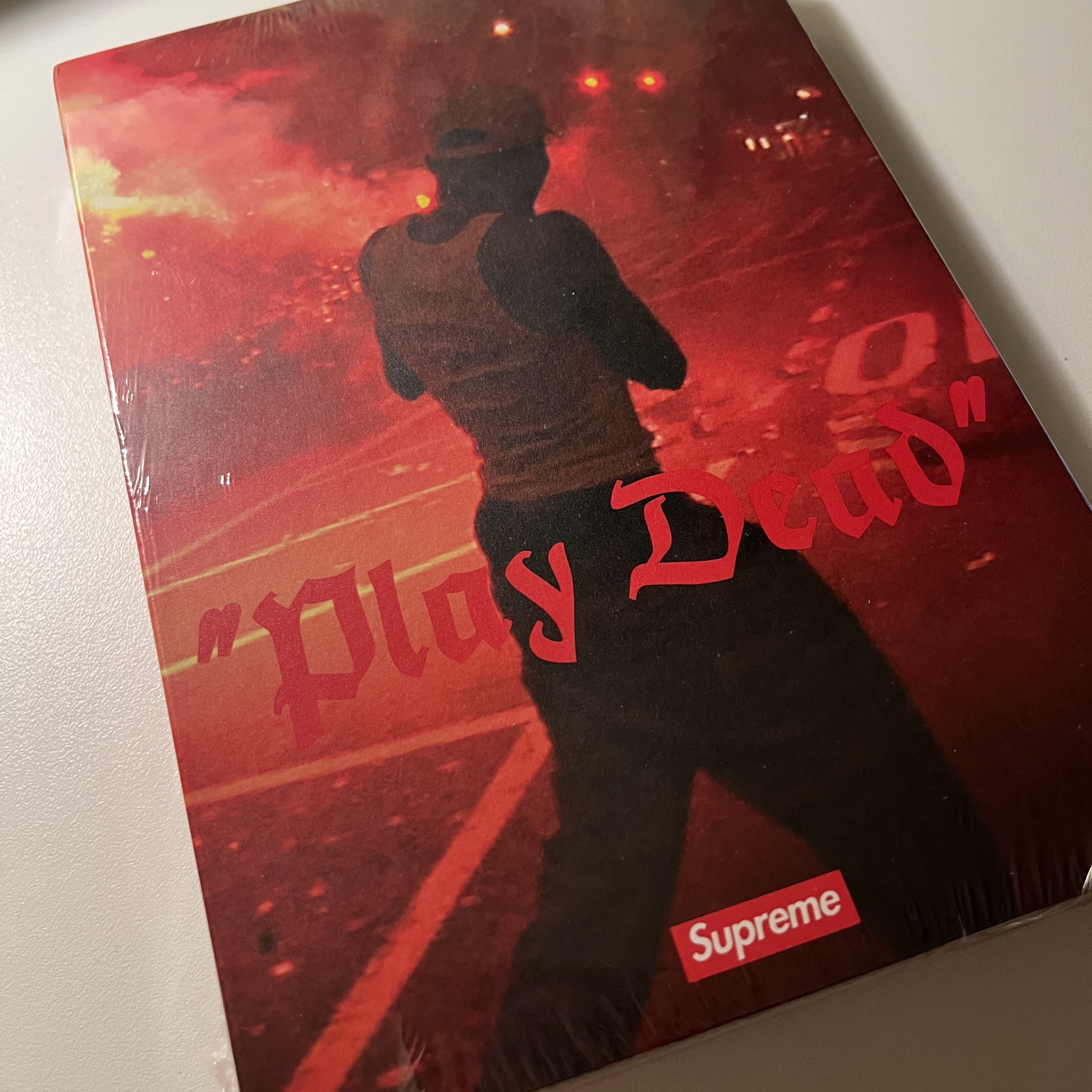 Supreme Play Dead Book Multicolor - 22FW 착용 스타일