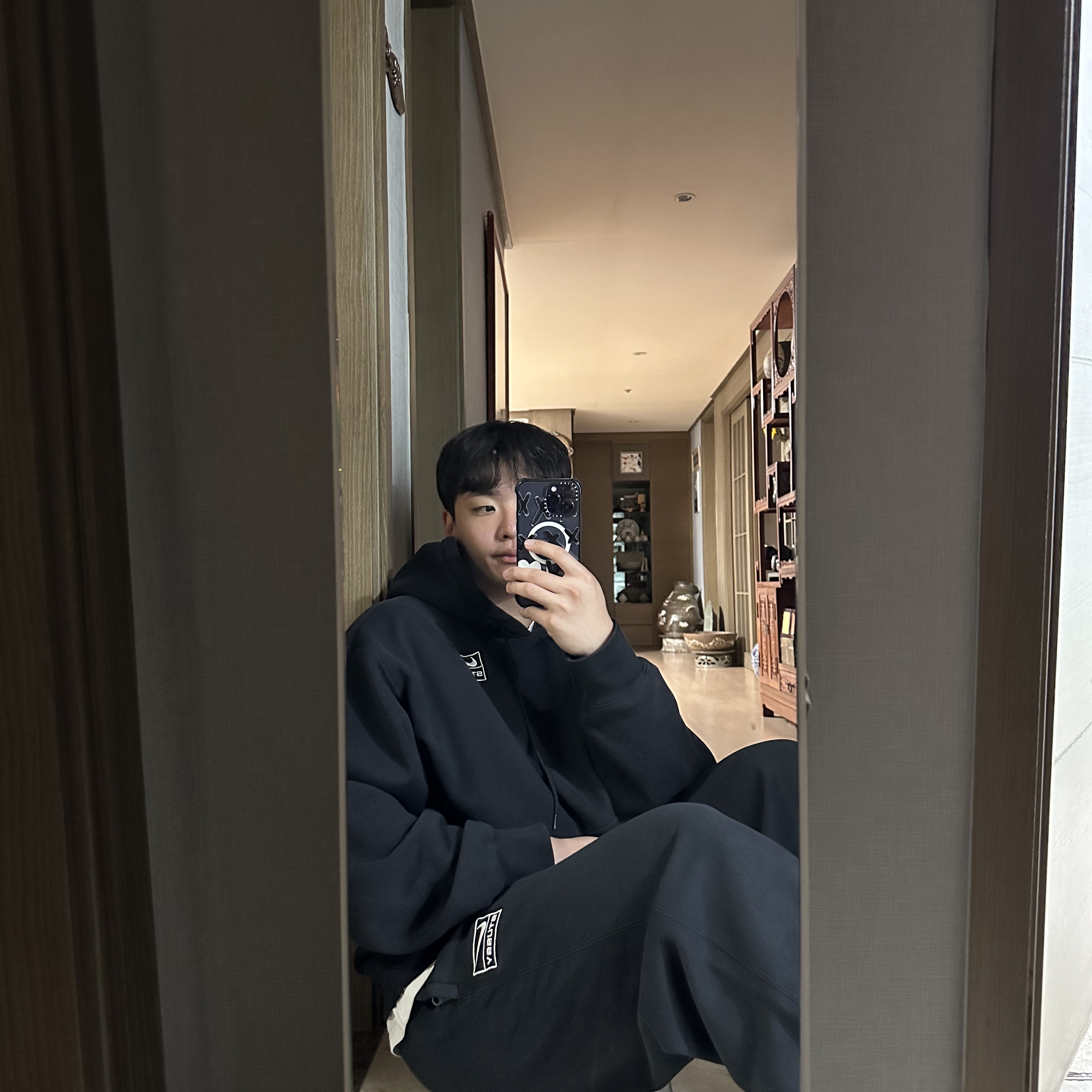 Nike x Stussy NRG RA Washed Pullover Hoodie Black (DN4028-010), Nike x Stussy NRG Washed Fleece Pants Black (DO5296-010) 착용 스타일