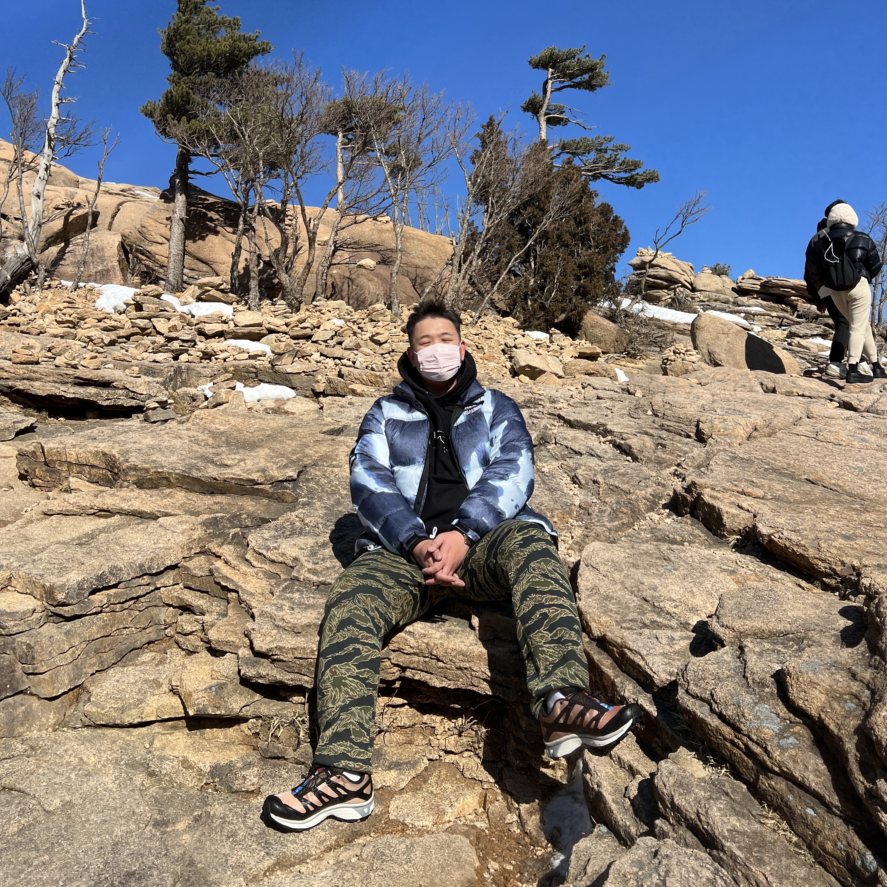 Salomon XT-4 Tobacco Brown, Supreme x The North Face Bleached Denim Print Nuptse Jacket Indigo - 21FW 착용 스타일