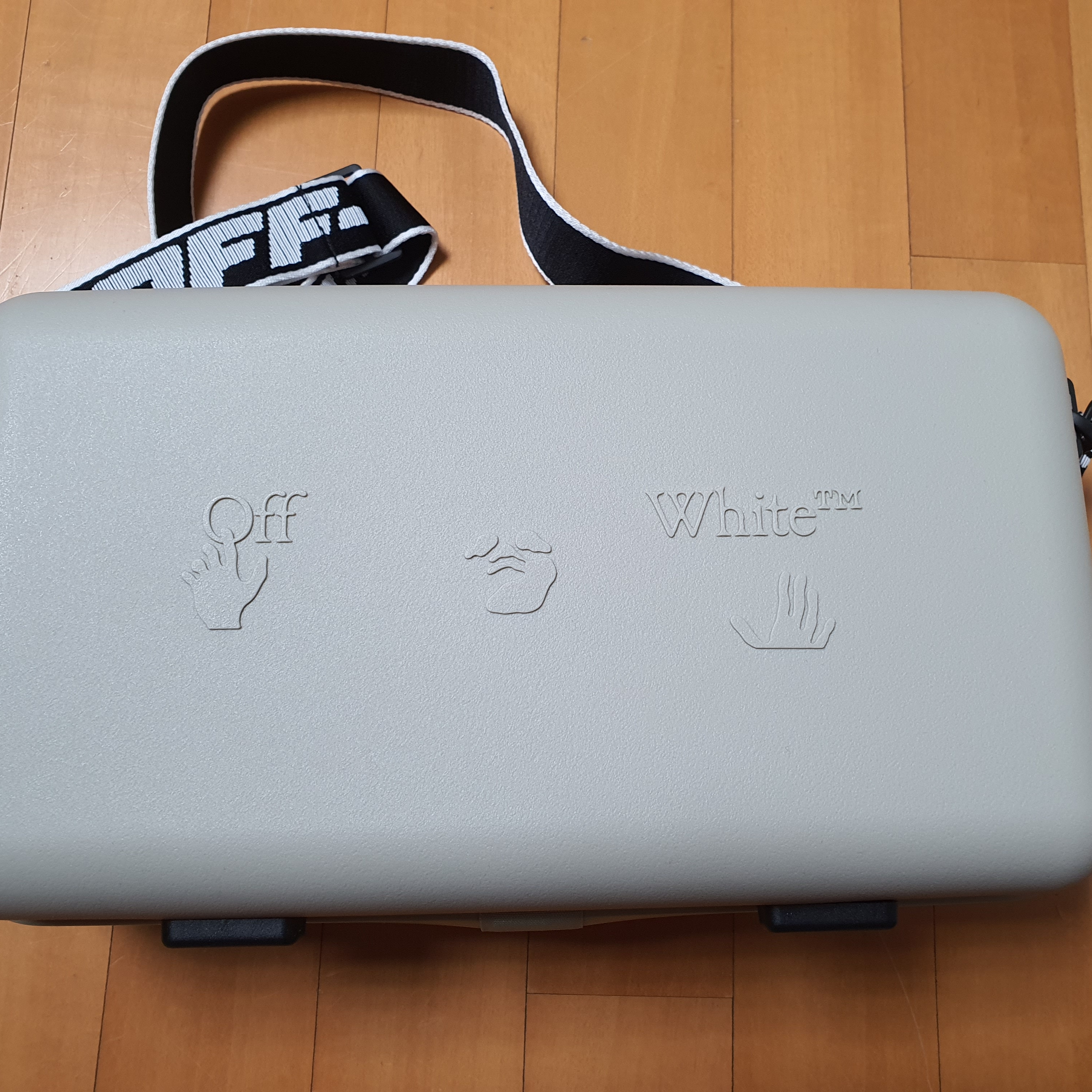 Off-White x Amore Pacific Protection Box (Without Cosmetics) 착용 스타일