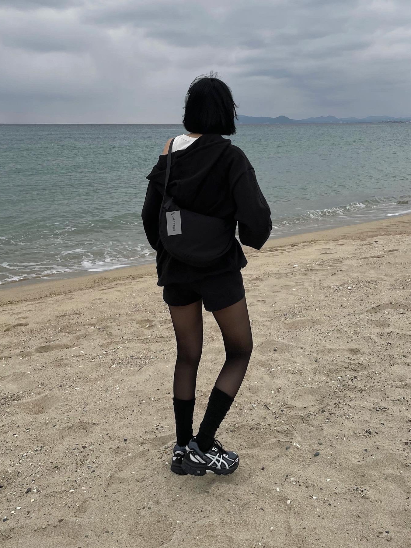 Asics Gel-Venture 6 Carrier Grey, Apple AirPods Max Lightning Space Gray (Korean Ver.) 착용 스타일 - 3