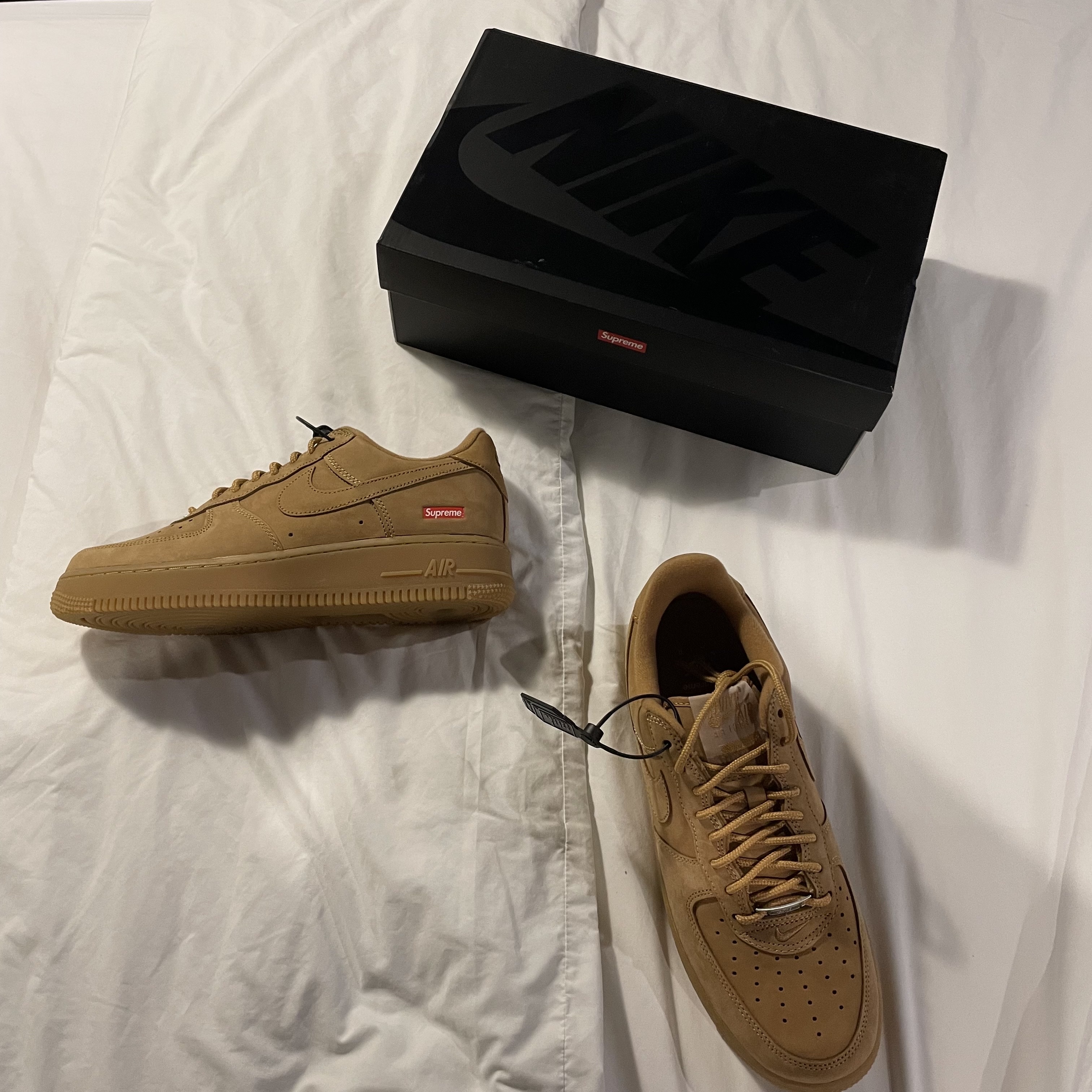 Nike x Supreme Air Force 1 Low Flax 착용 스타일